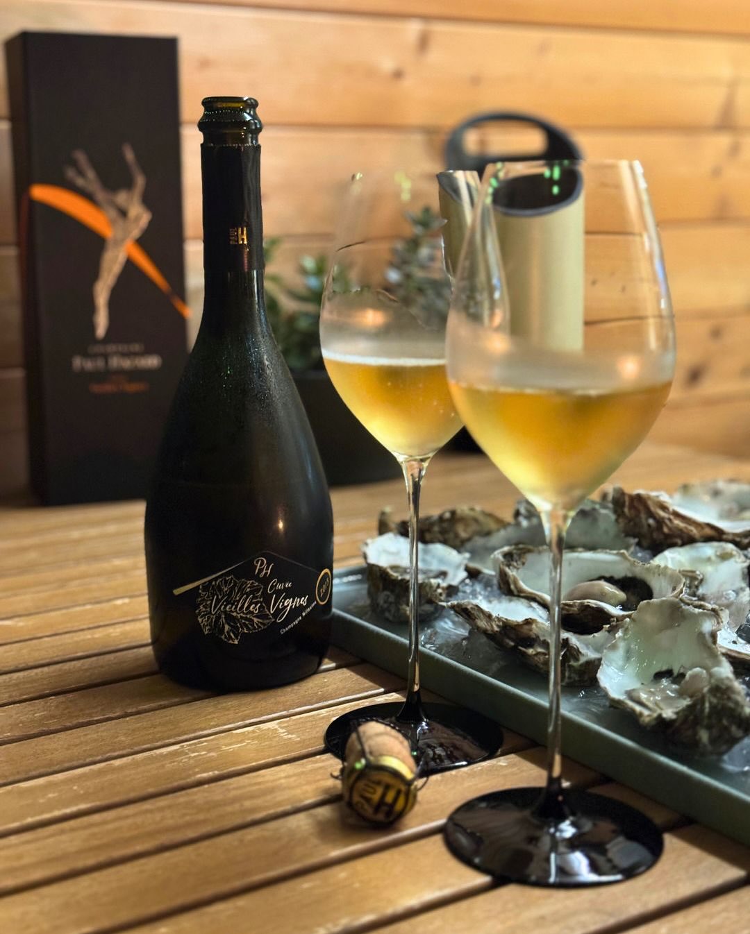 Ein lauer Sommerabend, eine Platte voller Austern auf Eis. Drei Vinaigrettes standen bereit – aber ich war mir nicht sicher, welcher Champagner dazu am besten passt. Keine Blanc… (1)