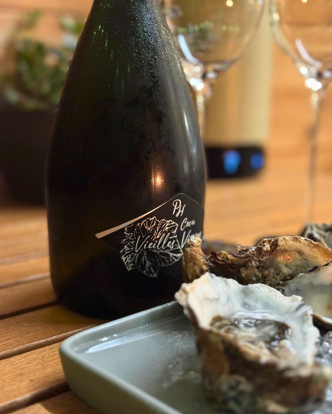 Ein lauer Sommerabend, eine Platte voller Austern auf Eis. Drei Vinaigrettes standen bereit – aber ich war mir nicht sicher, welcher Champagner dazu am besten passt. Keine Blanc… (10)