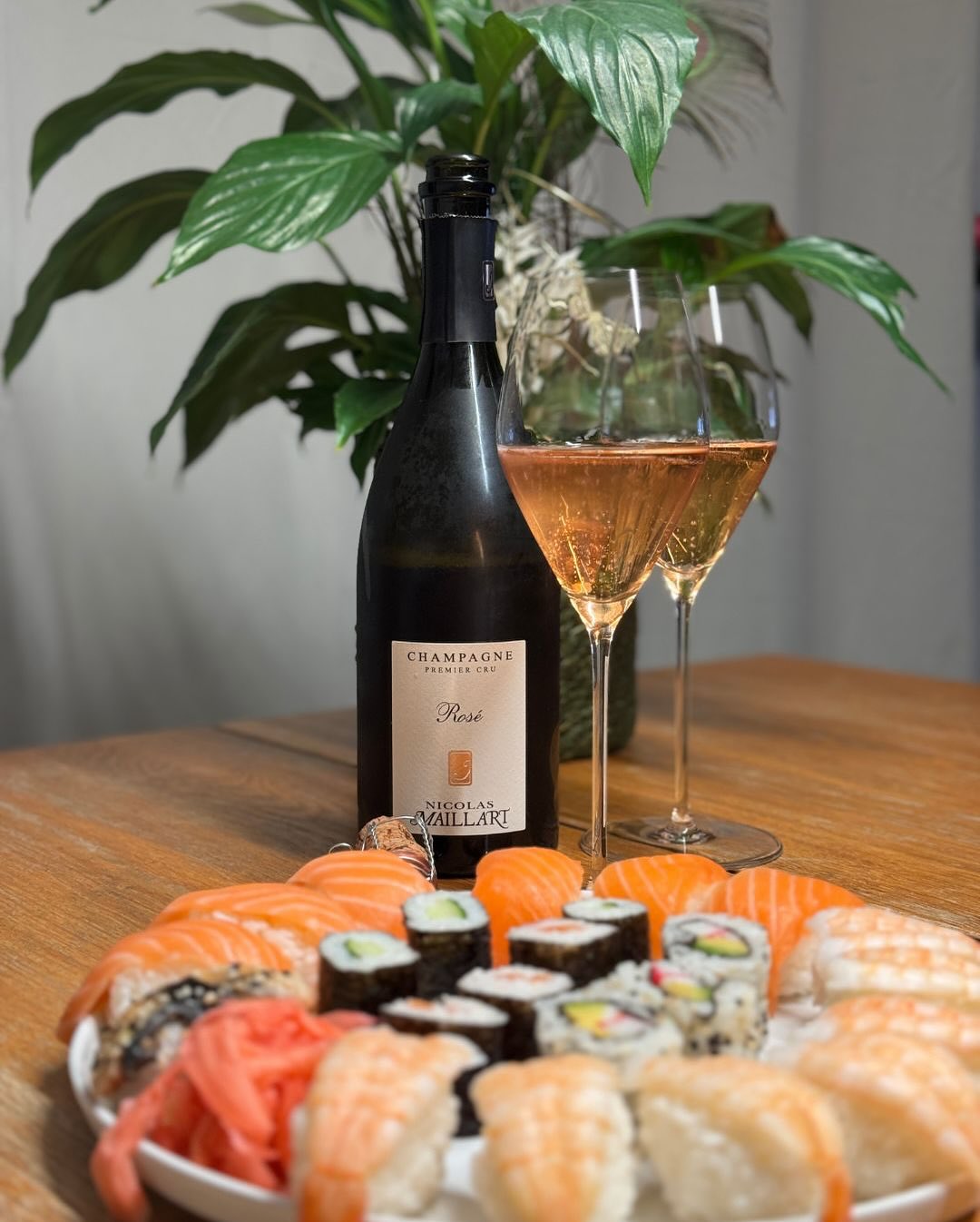 Heute mal wieder Sushi bestellt – nichts Aufwendiges, aber einfach gut. Passend dazu habe ich den Rosé von @nicolasmaillart aus dem Kühler gezogen. Fruchtig, klar, mit Tiefgang … (1)