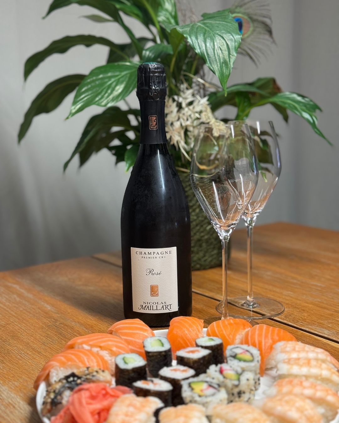Heute mal wieder Sushi bestellt – nichts Aufwendiges, aber einfach gut. Passend dazu habe ich den Rosé von @nicolasmaillart aus dem Kühler gezogen. Fruchtig, klar, mit Tiefgang … (3)