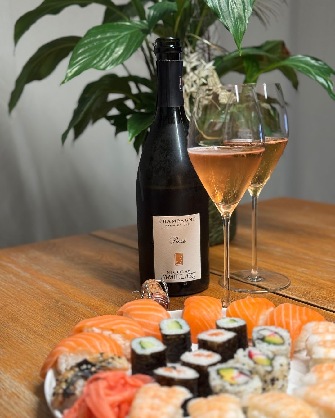 Heute mal wieder Sushi bestellt – nichts Aufwendiges, aber einfach gut. Passend dazu habe ich den Rosé von @nicolasmaillart aus dem Kühler gezogen. Fruchtig, klar, mit Tiefgang … (5)