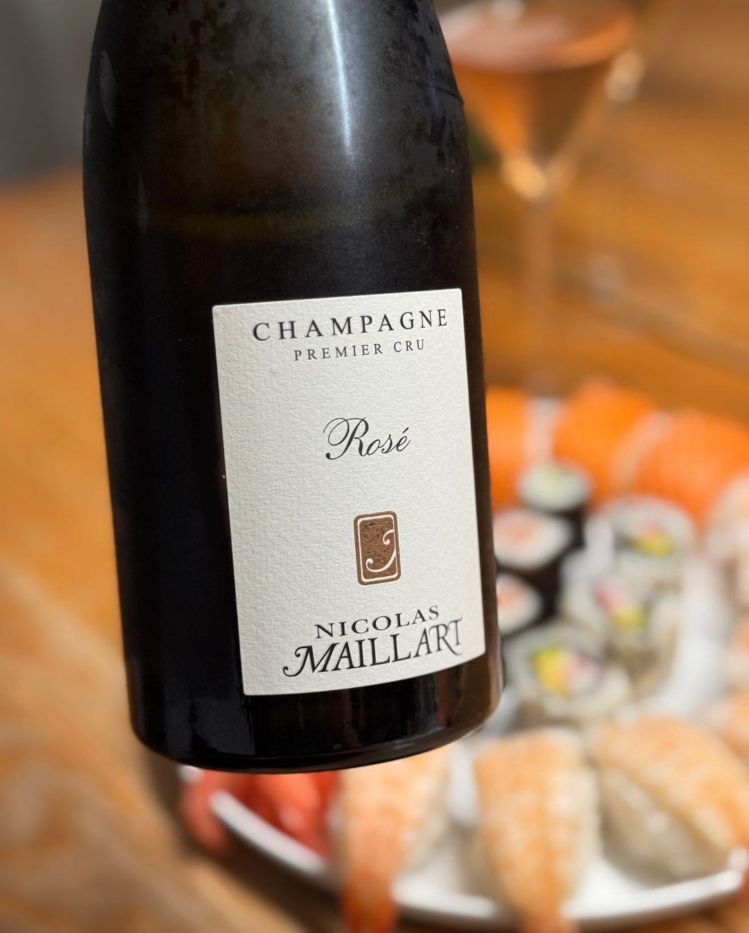 Heute mal wieder Sushi bestellt – nichts Aufwendiges, aber einfach gut. Passend dazu habe ich den Rosé von @nicolasmaillart aus dem Kühler gezogen. Fruchtig, klar, mit Tiefgang … (7)