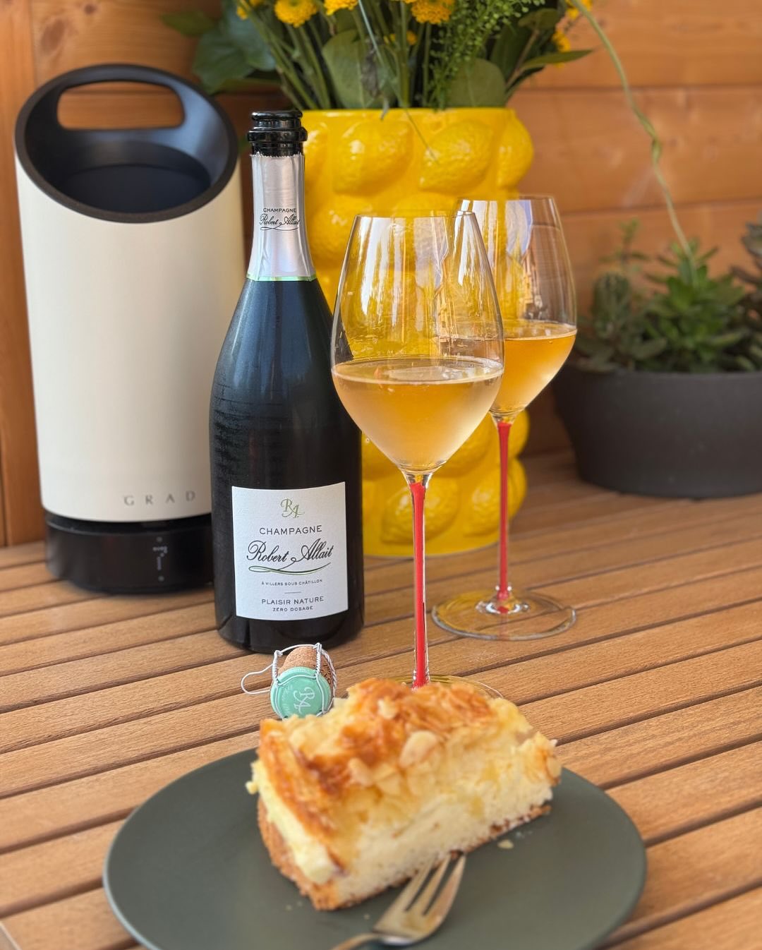 Bienenstich. Mit Vanillecreme. Mandeln. Süß, weich, cremig. Und dazu? Kein Kaffee, kein süßer Champagner, kein Demi-Sec – sondern: @champagnerobertallait – Plaisir Nature • … (1)