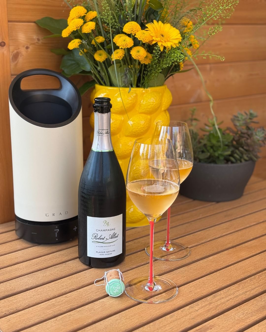Bienenstich. Mit Vanillecreme. Mandeln. Süß, weich, cremig. Und dazu? Kein Kaffee, kein süßer Champagner, kein Demi-Sec – sondern: @champagnerobertallait – Plaisir Nature • … (3)