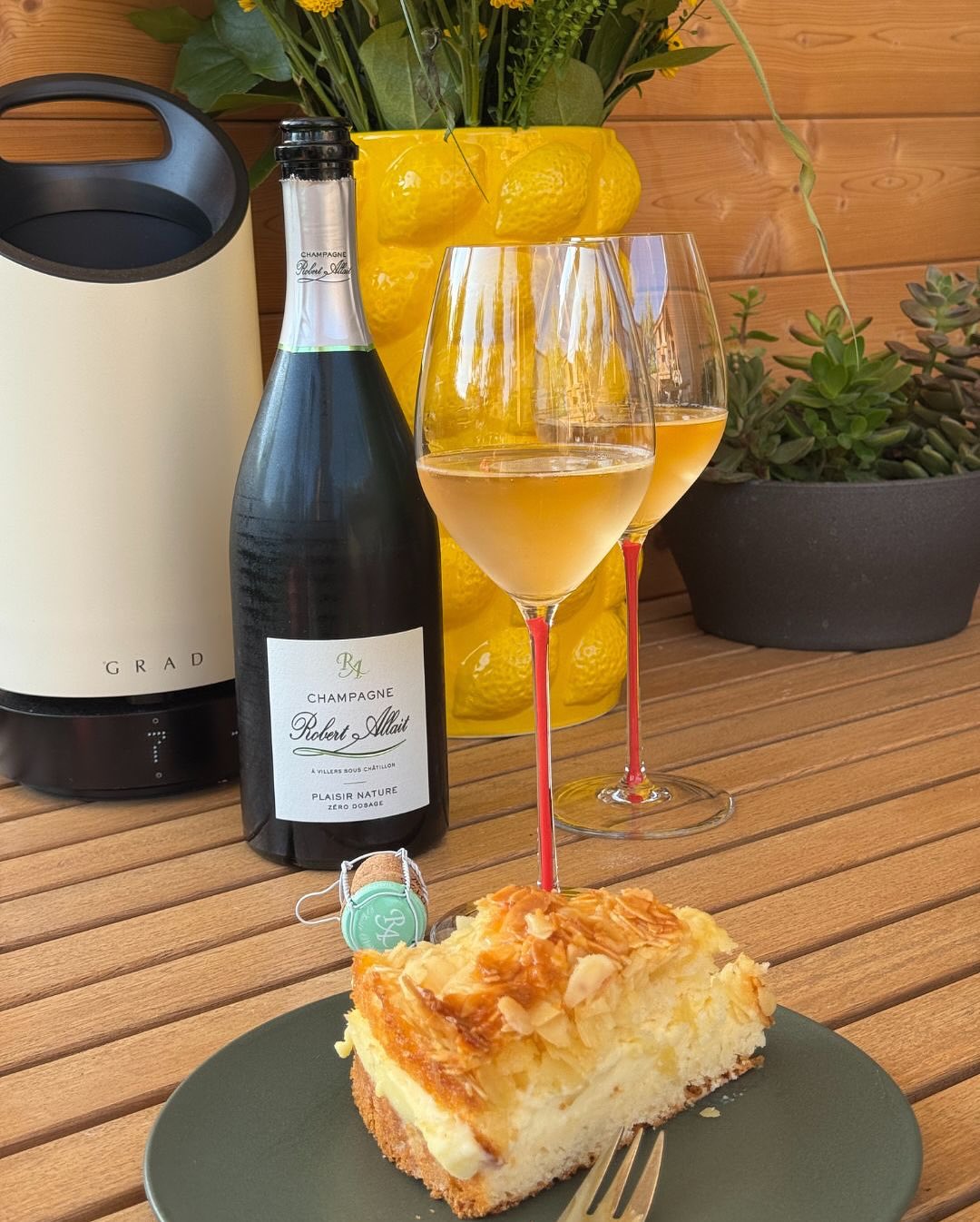 Bienenstich. Mit Vanillecreme. Mandeln. Süß, weich, cremig. Und dazu? Kein Kaffee, kein süßer Champagner, kein Demi-Sec – sondern: @champagnerobertallait – Plaisir Nature • … (5)