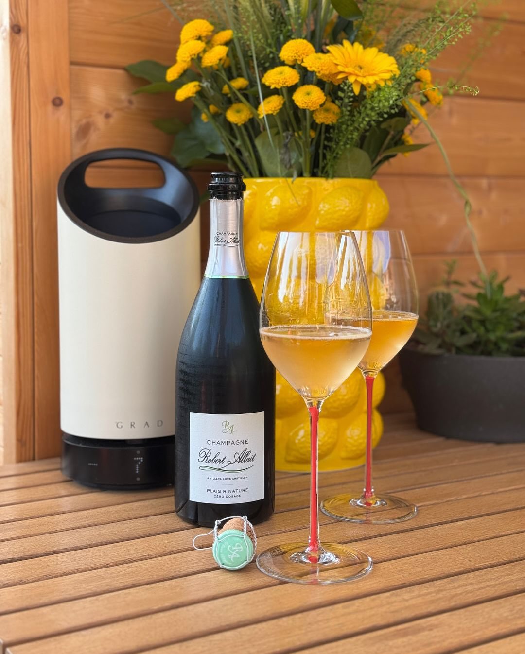 Bienenstich. Mit Vanillecreme. Mandeln. Süß, weich, cremig. Und dazu? Kein Kaffee, kein süßer Champagner, kein Demi-Sec – sondern: @champagnerobertallait – Plaisir Nature • … (7)