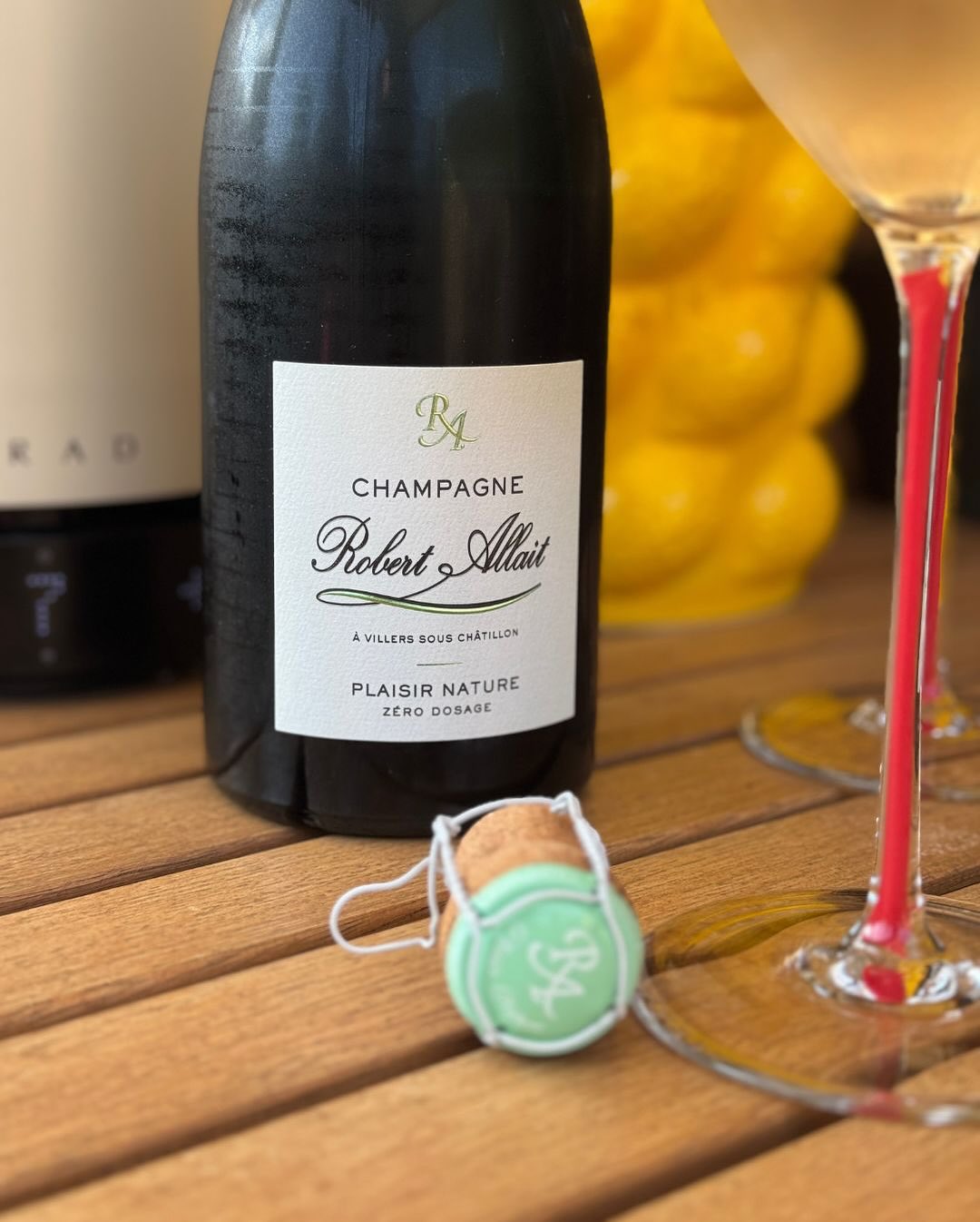 Bienenstich. Mit Vanillecreme. Mandeln. Süß, weich, cremig. Und dazu? Kein Kaffee, kein süßer Champagner, kein Demi-Sec – sondern: @champagnerobertallait – Plaisir Nature • … (8)