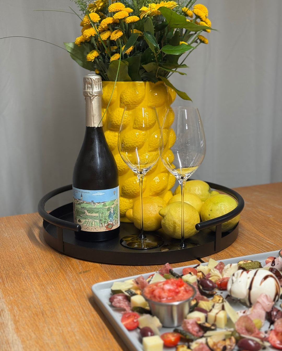Manchmal muss es einfach unkompliziert sein – aber bitte mit Stil. Heute gab’s eine große Servierplatte voll Antipasti, querbeet und wild gemischt: 🫒 Kalamata-Oliven 🧀 Parmesa… (3)