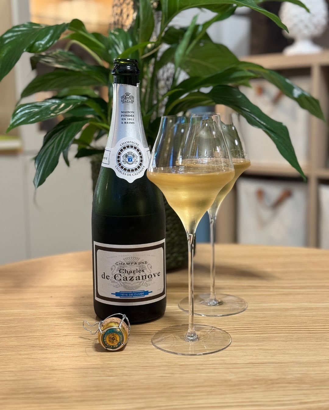 Heute mal wieder was aus der Supermarkt-Kategorie. Zwei Flaschen, ein Supermarkt, 17,99 € das Stück. Gekauft bei Hofer – rein aus Neugier: @champagnedecazanove – Tête de Cuvé… (1)