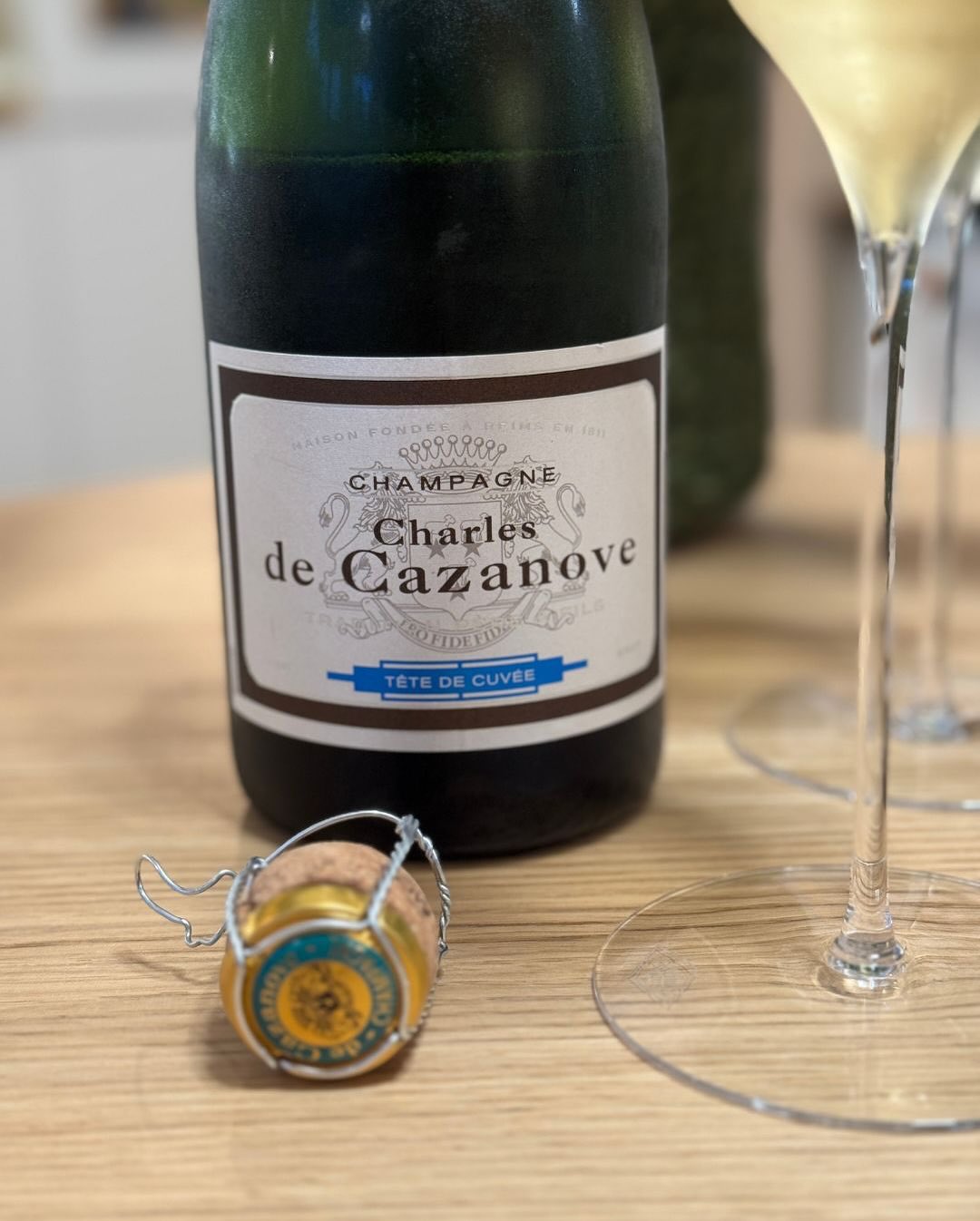 Heute mal wieder was aus der Supermarkt-Kategorie. Zwei Flaschen, ein Supermarkt, 17,99 € das Stück. Gekauft bei Hofer – rein aus Neugier: @champagnedecazanove – Tête de Cuvé… (3)