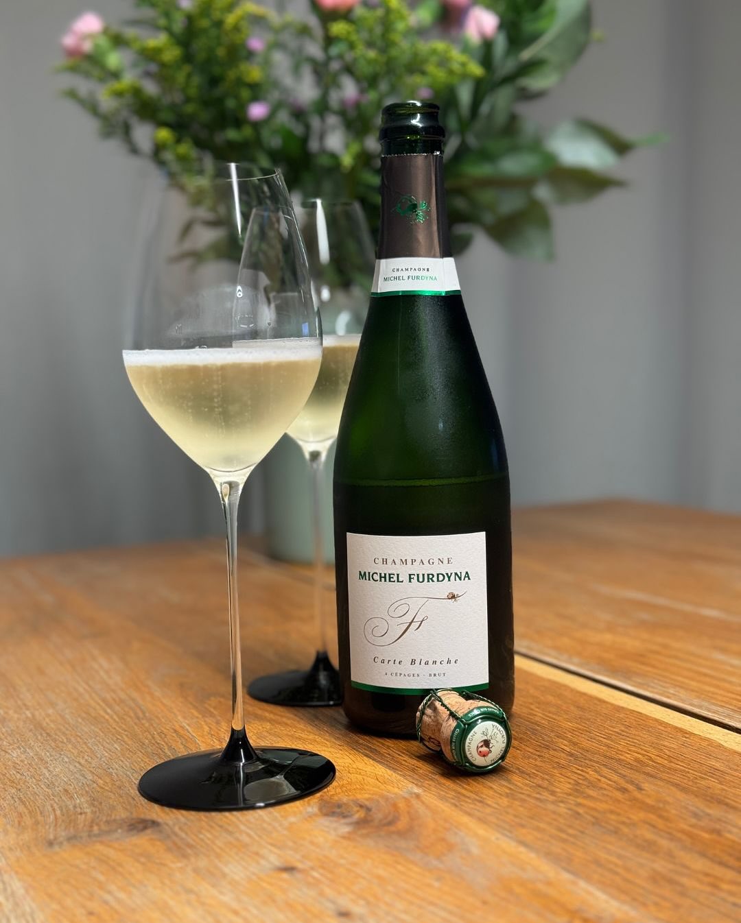 @champagnemichelfurdyna – Carte Blanche – 4 Cépages - Brut. Ein Glas für alle Fälle – und für Rebsortenfreunde ein kleines Highlight: Denn der Carte Blanche ist eine Cuvée aus v… (1)