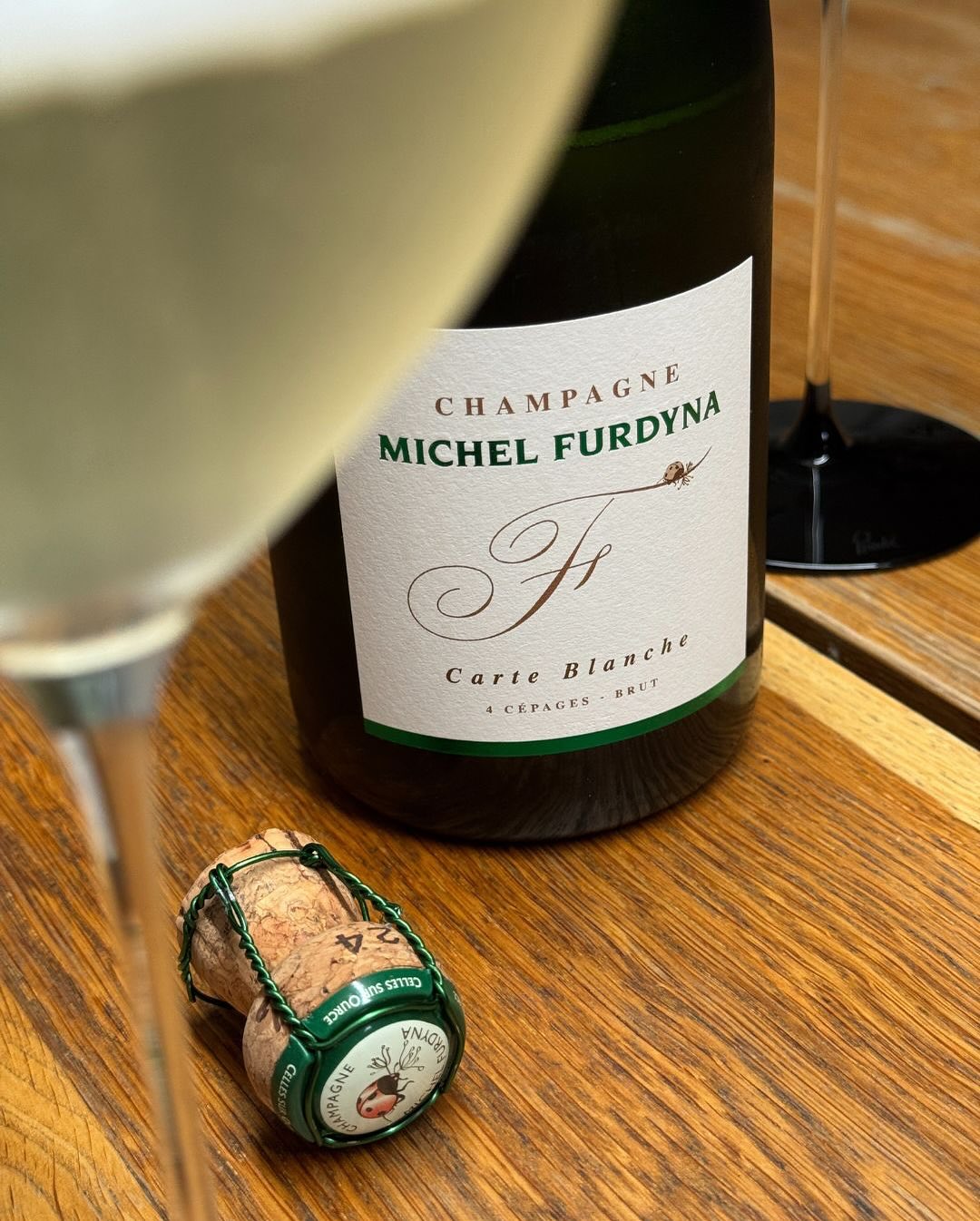 @champagnemichelfurdyna – Carte Blanche – 4 Cépages - Brut. Ein Glas für alle Fälle – und für Rebsortenfreunde ein kleines Highlight: Denn der Carte Blanche ist eine Cuvée aus v… (10)