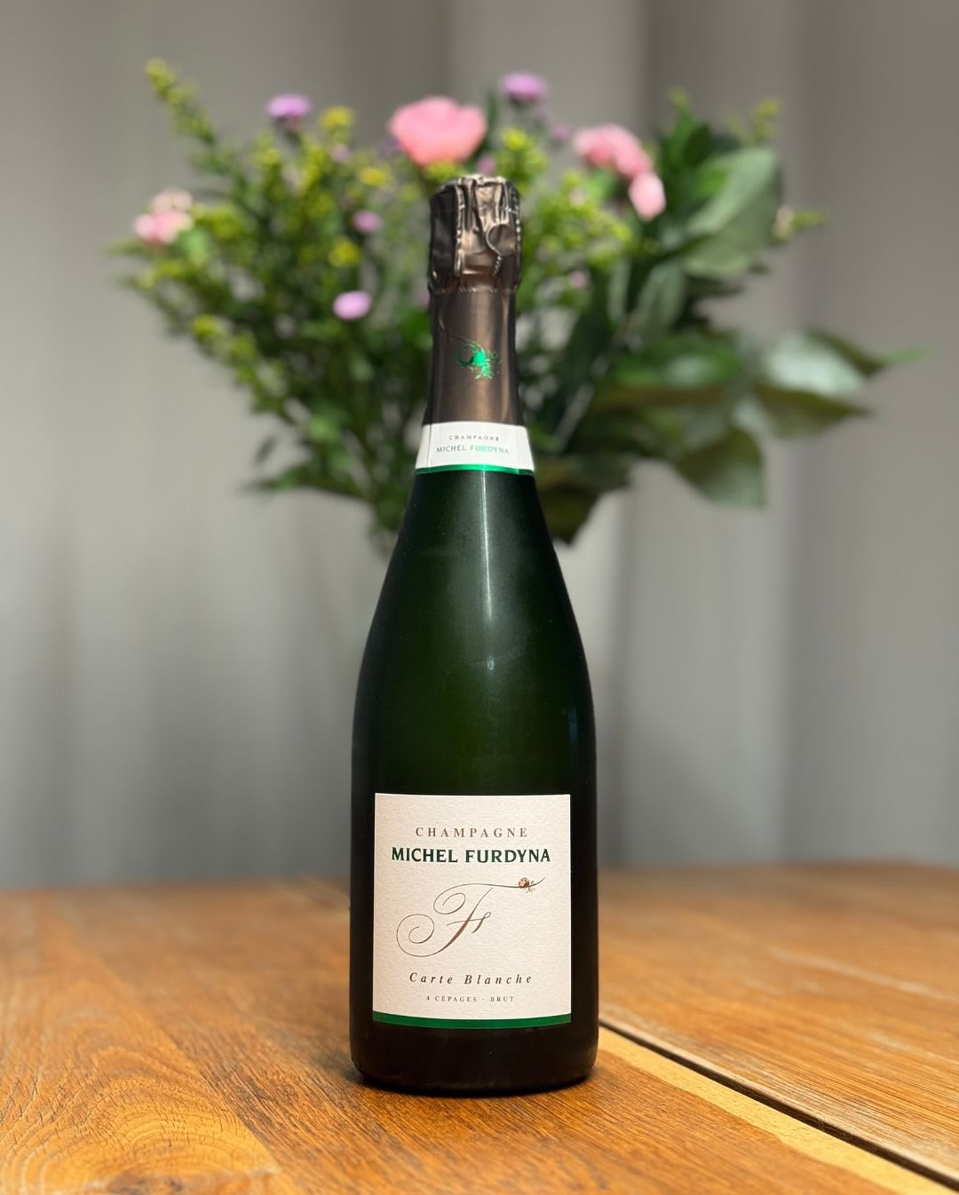 @champagnemichelfurdyna – Carte Blanche – 4 Cépages - Brut. Ein Glas für alle Fälle – und für Rebsortenfreunde ein kleines Highlight: Denn der Carte Blanche ist eine Cuvée aus v… (4)
