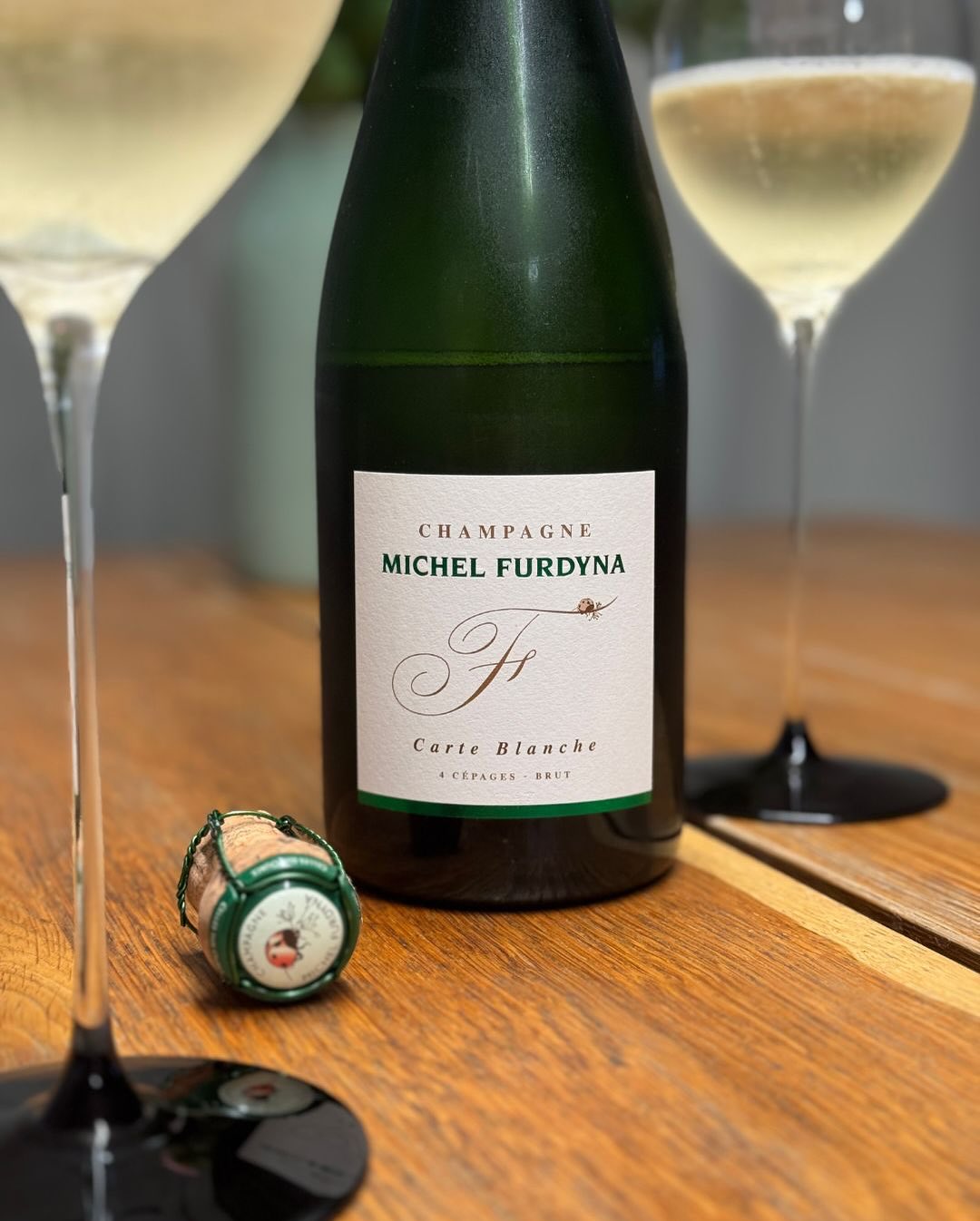 @champagnemichelfurdyna – Carte Blanche – 4 Cépages - Brut. Ein Glas für alle Fälle – und für Rebsortenfreunde ein kleines Highlight: Denn der Carte Blanche ist eine Cuvée aus v… (6)