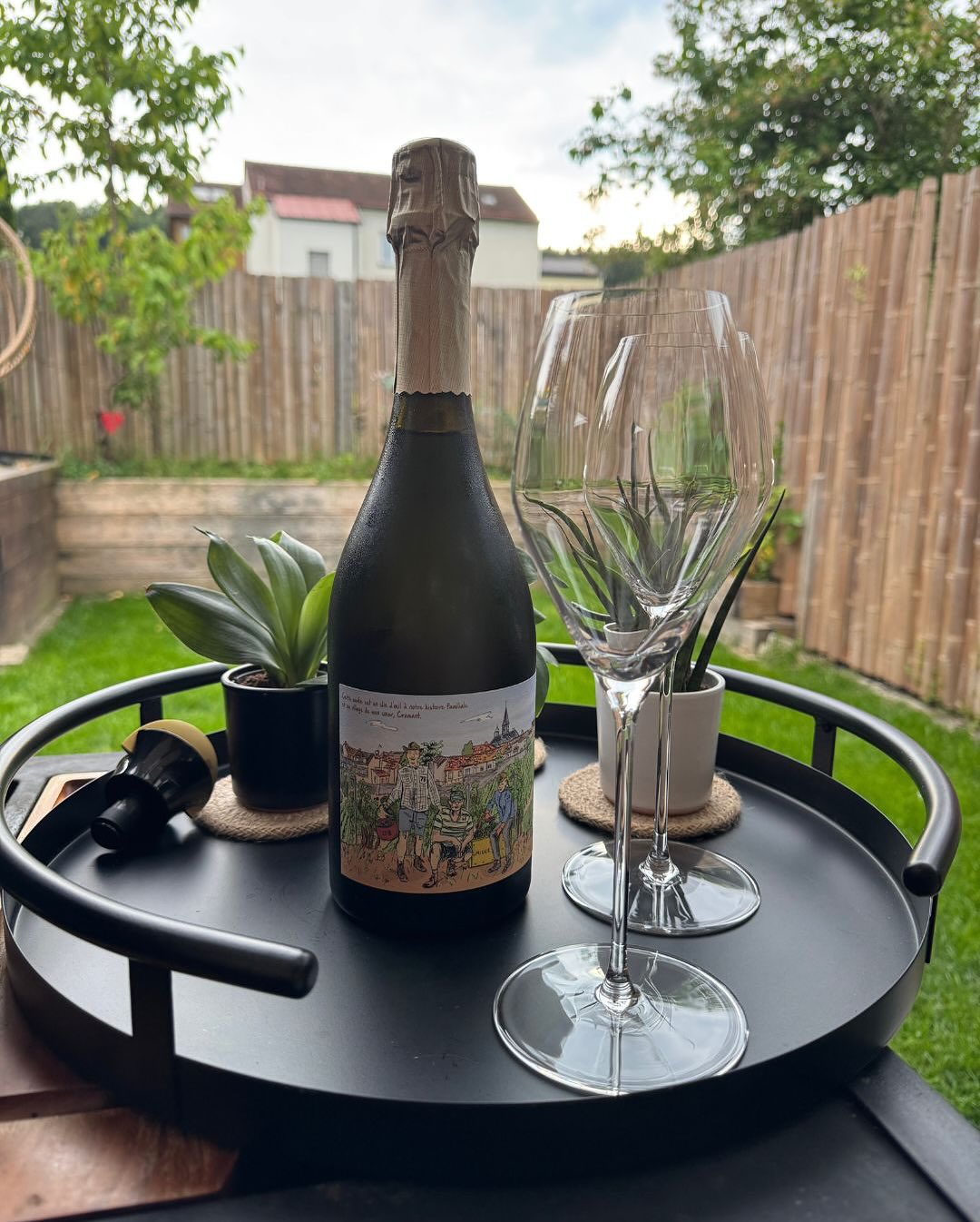 Schon beim Einschenken merkt man: Diese Flasche ist keine Spielerei. @champagne_benoit_munier – Vieilles Vignes – Cramant 2018 Ein 100 % Chardonnay aus drei alten Parzellen in C… (3)