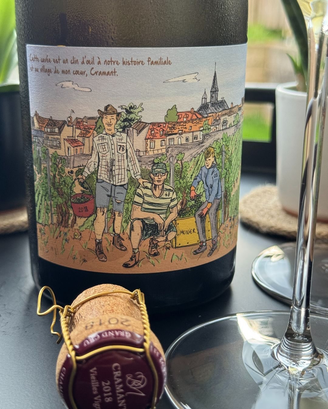 Schon beim Einschenken merkt man: Diese Flasche ist keine Spielerei. @champagne_benoit_munier – Vieilles Vignes – Cramant 2018 Ein 100 % Chardonnay aus drei alten Parzellen in C… (5)