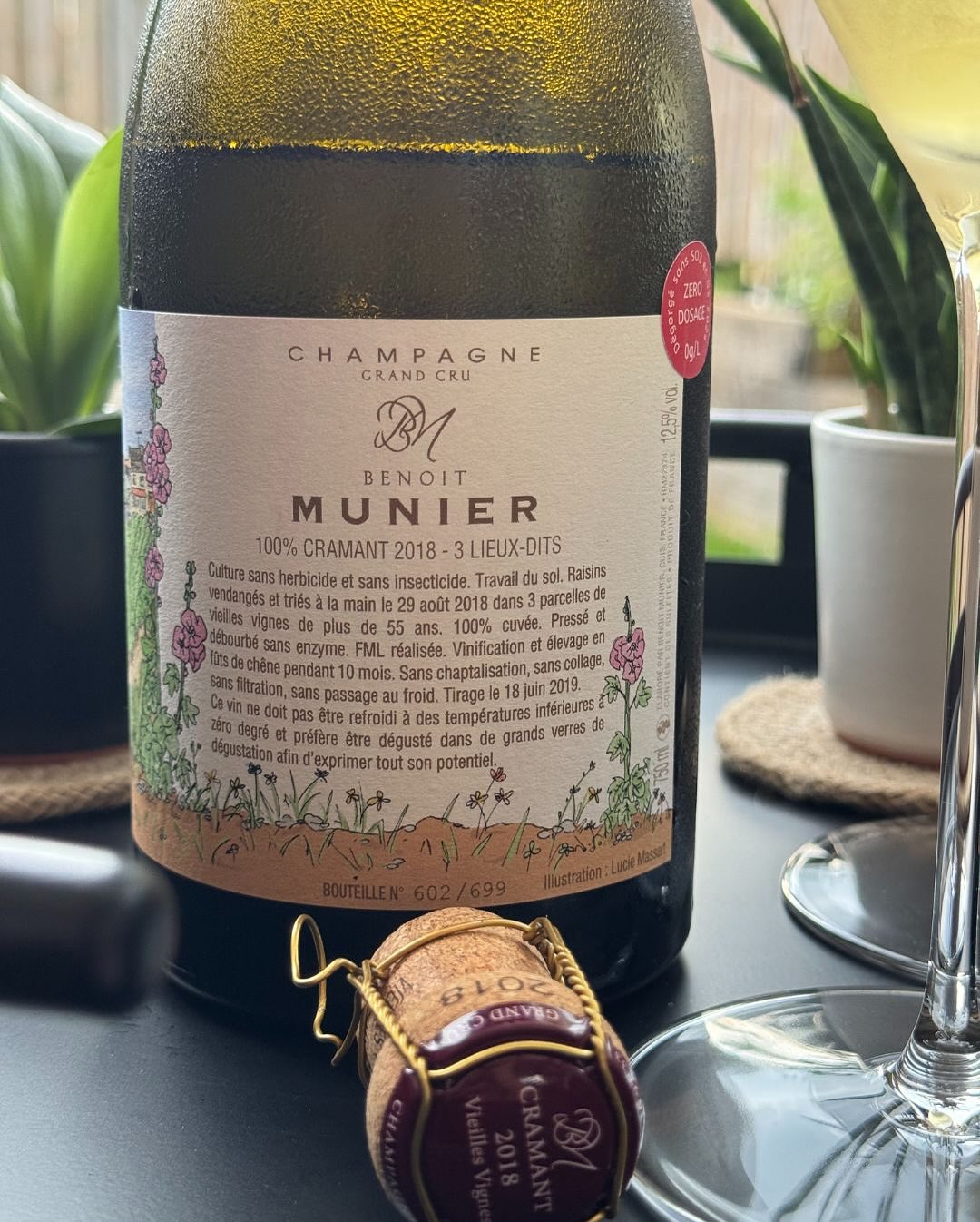 Schon beim Einschenken merkt man: Diese Flasche ist keine Spielerei. @champagne_benoit_munier – Vieilles Vignes – Cramant 2018 Ein 100 % Chardonnay aus drei alten Parzellen in C… (6)
