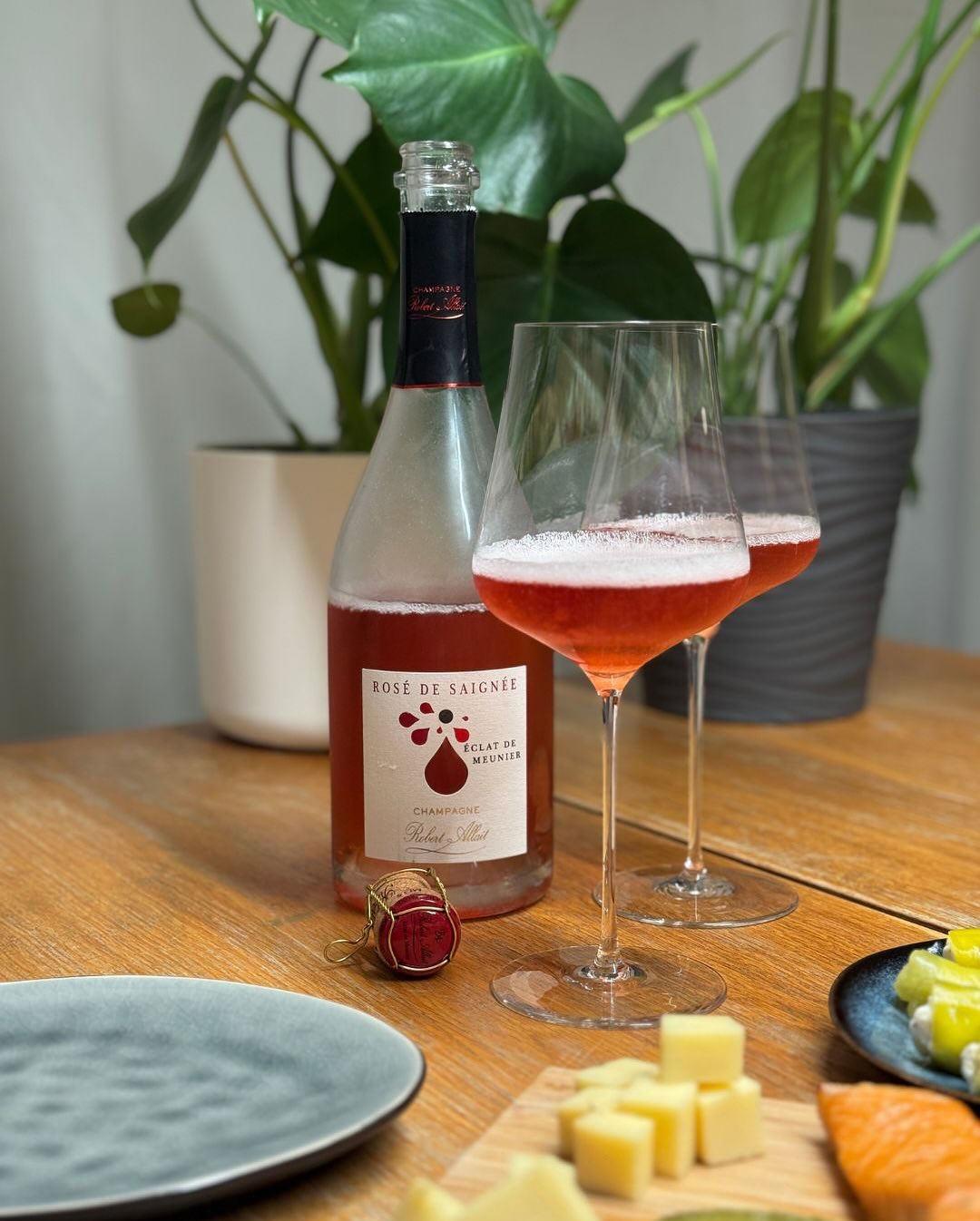 Ein entspannter Sommertag, eine kleine Antipasti-Platte – und dazu mal kein klassischer Weißer, sondern ein Rosé mit Charakter: Rosé de Saignée von @champagnerobertallait . Was … (1)