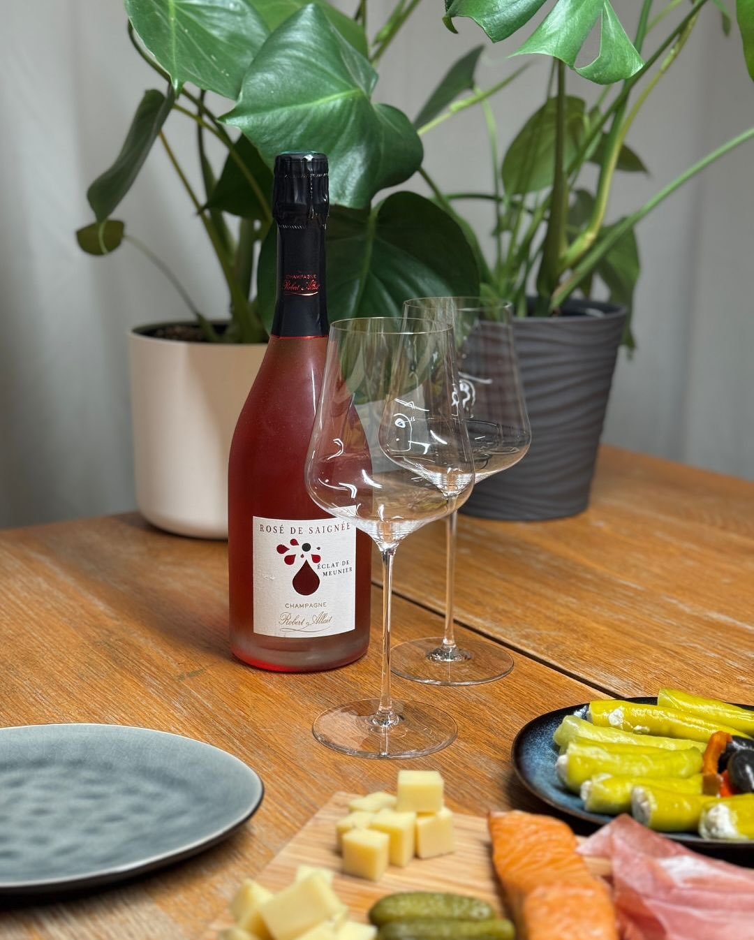 Ein entspannter Sommertag, eine kleine Antipasti-Platte – und dazu mal kein klassischer Weißer, sondern ein Rosé mit Charakter: Rosé de Saignée von @champagnerobertallait . Was … (3)