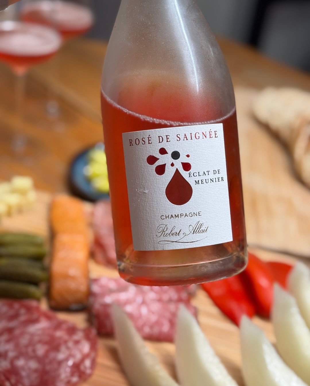 Ein entspannter Sommertag, eine kleine Antipasti-Platte – und dazu mal kein klassischer Weißer, sondern ein Rosé mit Charakter: Rosé de Saignée von @champagnerobertallait . Was … (6)
