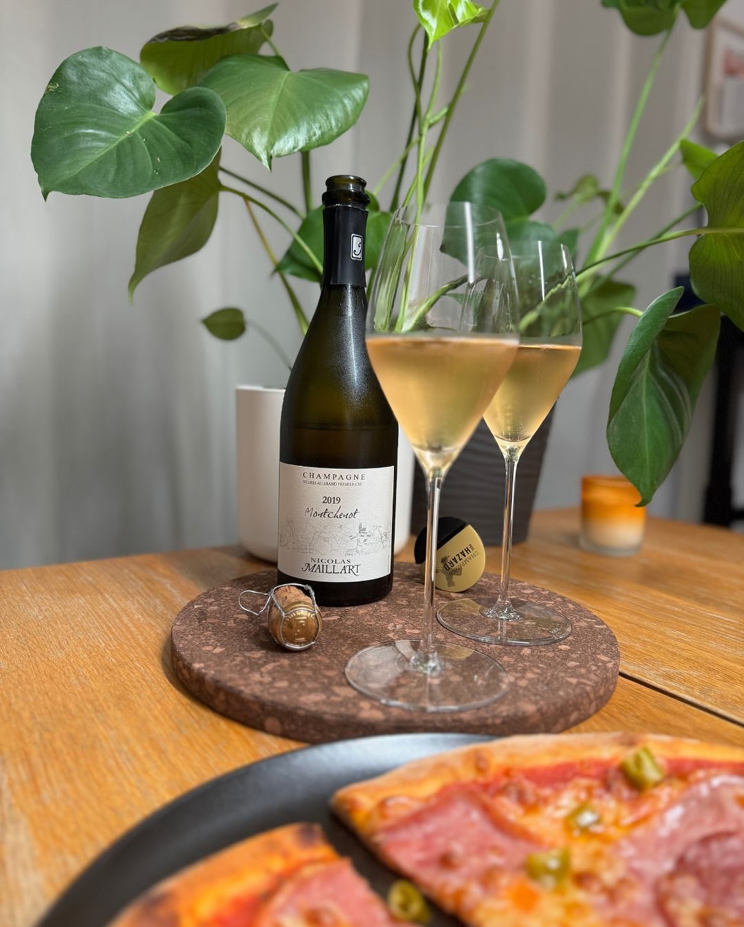 Manchmal hat man einfach so einen Abend: Keine Lust zu kochen, wenig Energie – also greift man zum Lieferdienst. 🍕 Pizza Diavolo – scharf, fettig und optisch wirklich kein High… (1)