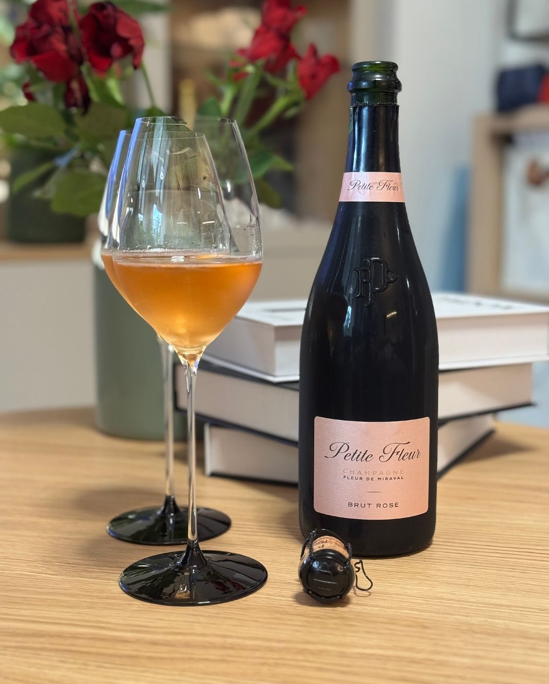 Manchmal entdeckt man Champagner nicht nur über Geschmack – sondern über Geschichten. @fleurdemiraval – Petite Fleur ist so ein Fall. Was auf den ersten Blick aussieht wie ein w… (1)