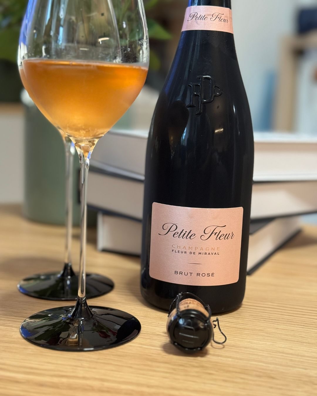 Manchmal entdeckt man Champagner nicht nur über Geschmack – sondern über Geschichten. @fleurdemiraval – Petite Fleur ist so ein Fall. Was auf den ersten Blick aussieht wie ein w… (3)