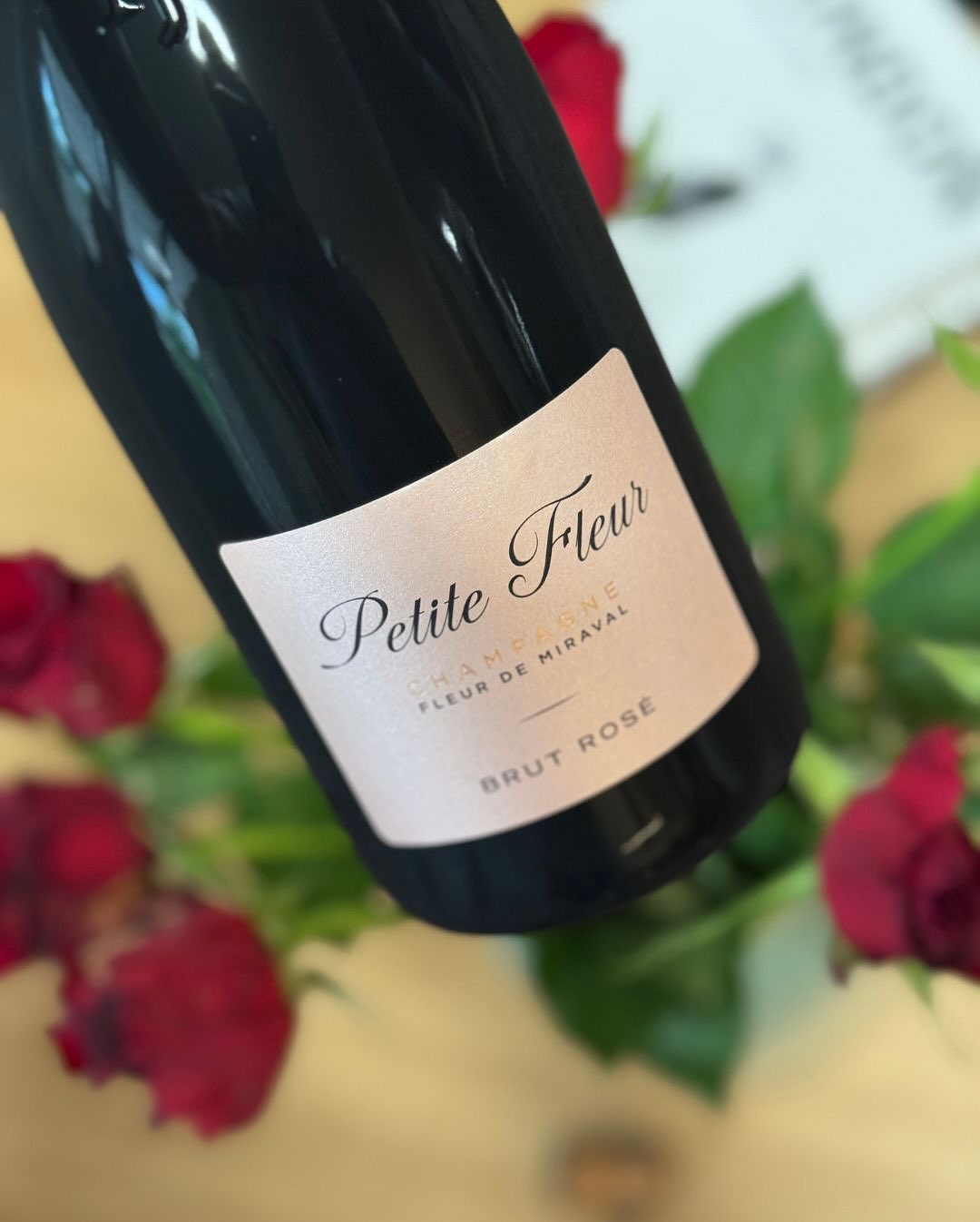 Manchmal entdeckt man Champagner nicht nur über Geschmack – sondern über Geschichten. @fleurdemiraval – Petite Fleur ist so ein Fall. Was auf den ersten Blick aussieht wie ein w… (4)