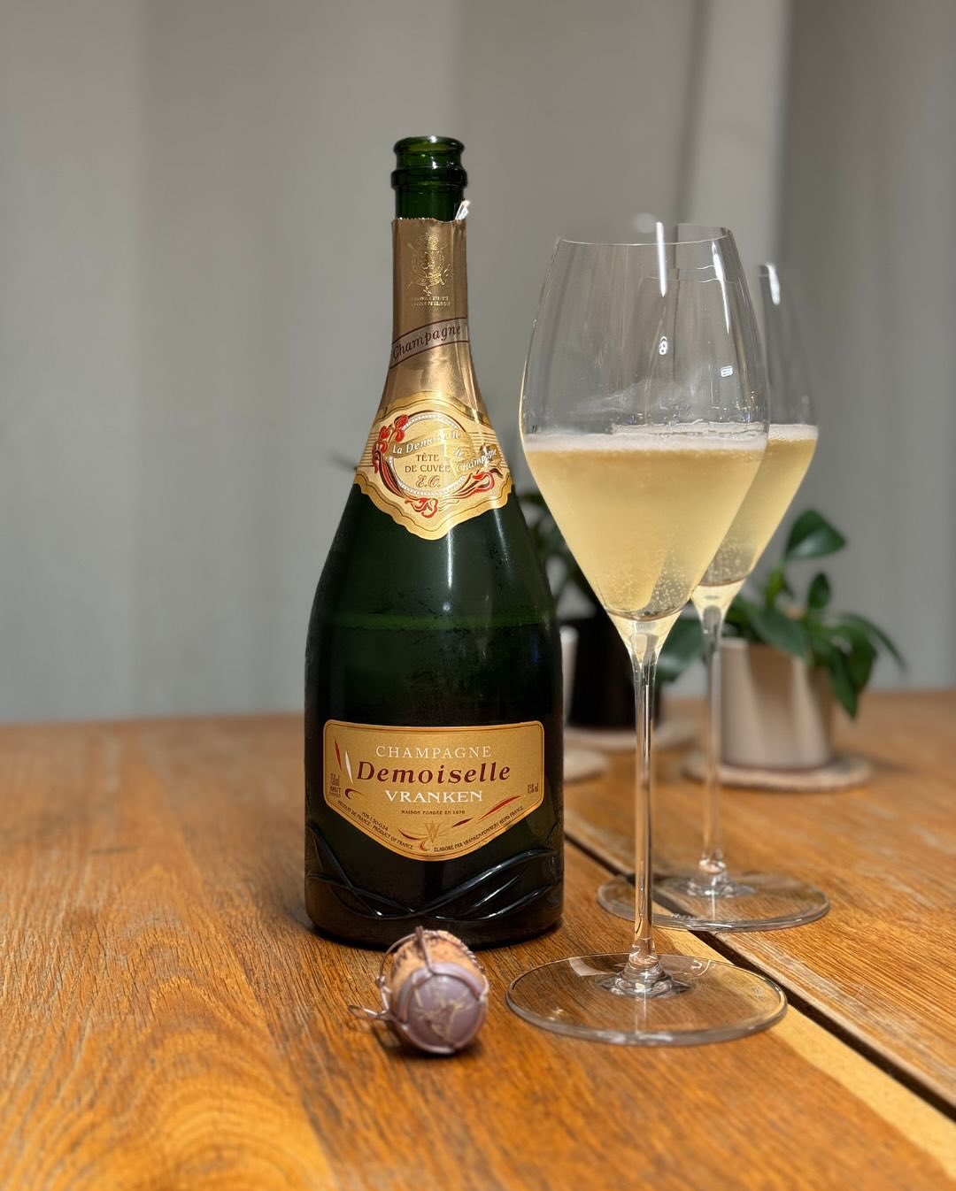 Der Demoiselle EO von @champagnevranken stand schon eine Weile im Kühler – und gestern Abend war einfach der richtige Moment. Kein Anlass, keine Gäste – nur ich und meine Frau, … (1)