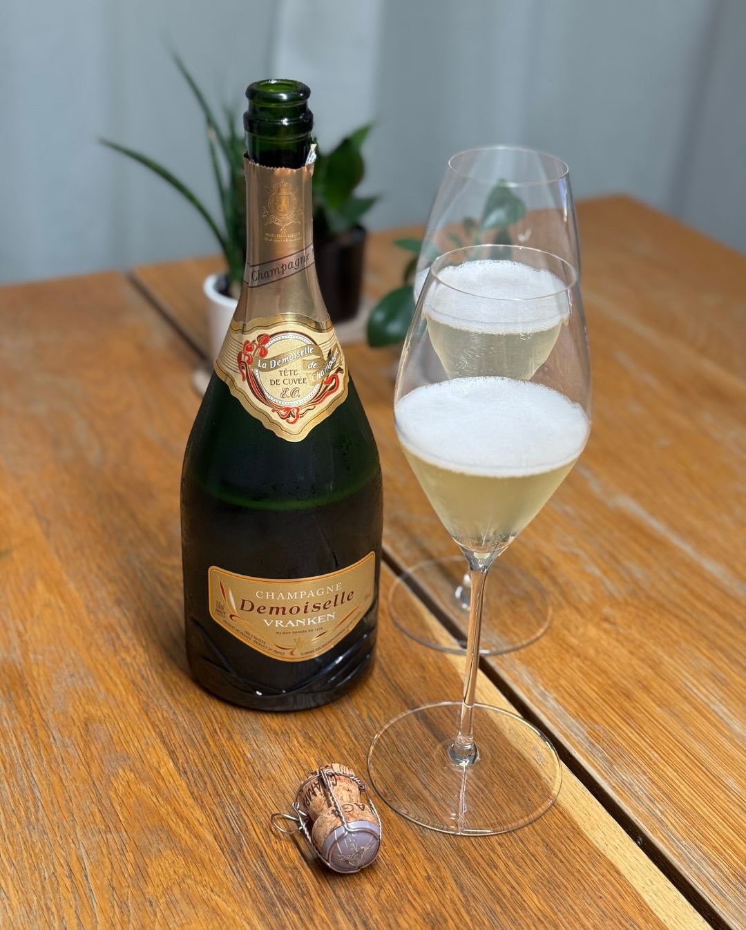 Der Demoiselle EO von @champagnevranken stand schon eine Weile im Kühler – und gestern Abend war einfach der richtige Moment. Kein Anlass, keine Gäste – nur ich und meine Frau, … (4)