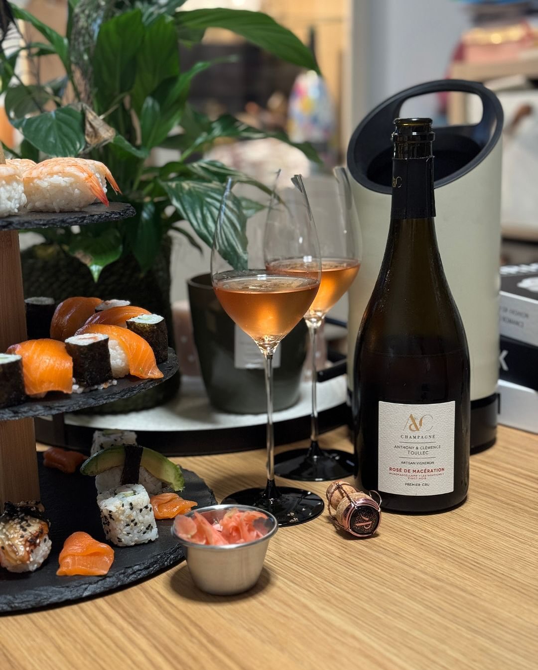 Sushi für zwei – auf drei Etagen. Nigiri, Maki, Inside-Out, Garnele, Lachs – frisch, klar, pur. Dazu: der Rosé de Macération von @champagneaetctoullec . ​ ​Kein Rosé zum Wegnick… (1)