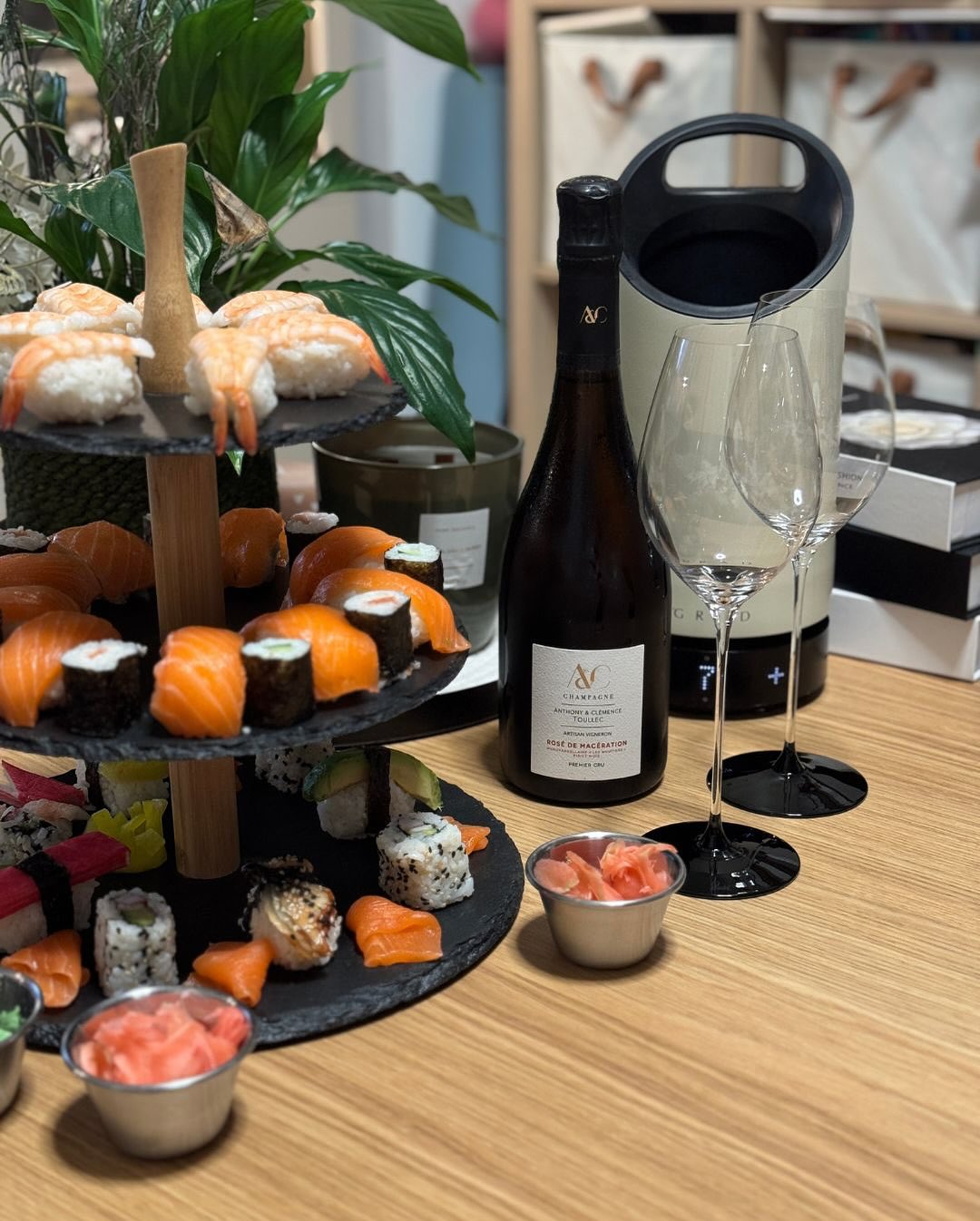 Sushi für zwei – auf drei Etagen. Nigiri, Maki, Inside-Out, Garnele, Lachs – frisch, klar, pur. Dazu: der Rosé de Macération von @champagneaetctoullec . ​ ​Kein Rosé zum Wegnick… (3)
