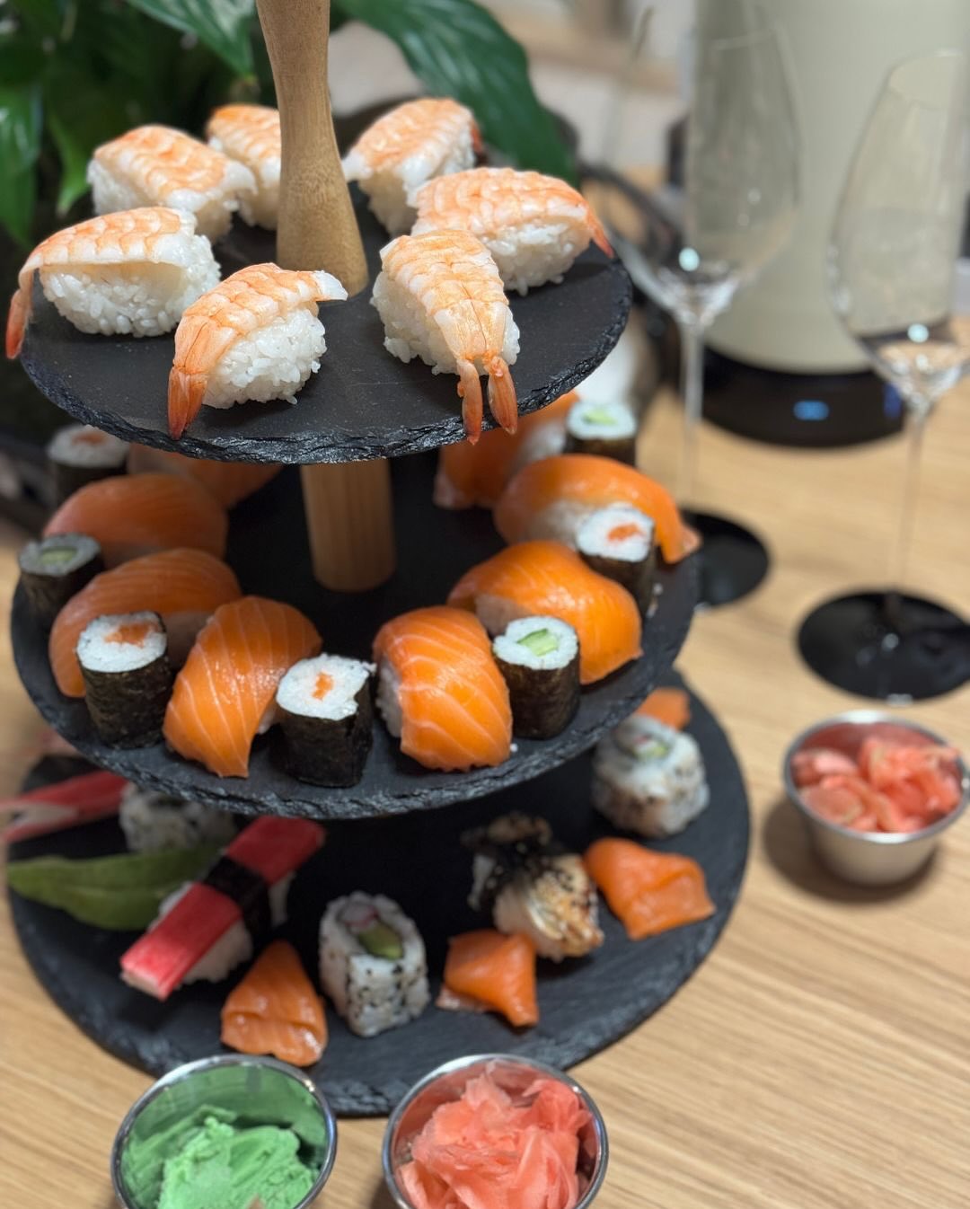 Sushi für zwei – auf drei Etagen. Nigiri, Maki, Inside-Out, Garnele, Lachs – frisch, klar, pur. Dazu: der Rosé de Macération von @champagneaetctoullec . ​ ​Kein Rosé zum Wegnick… (4)