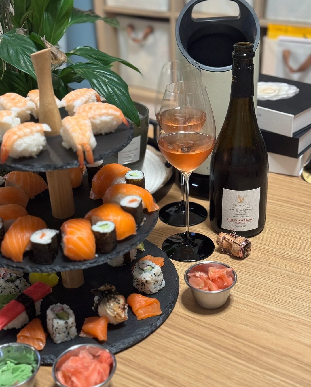 Sushi für zwei – auf drei Etagen. Nigiri, Maki, Inside-Out, Garnele, Lachs – frisch, klar, pur. Dazu: der Rosé de Macération von @champagneaetctoullec . ​ ​Kein Rosé zum Wegnick… (6)