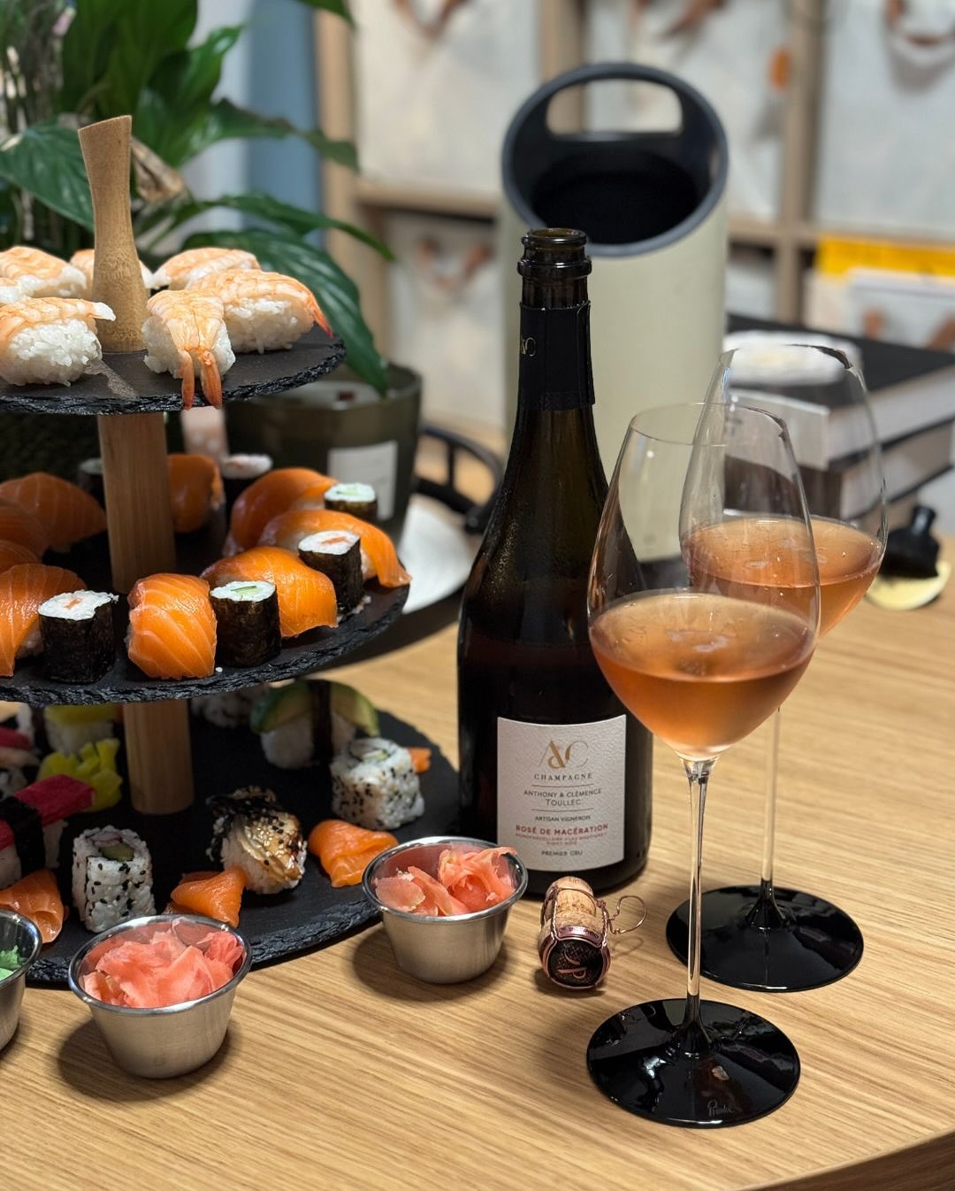 Sushi für zwei – auf drei Etagen. Nigiri, Maki, Inside-Out, Garnele, Lachs – frisch, klar, pur. Dazu: der Rosé de Macération von @champagneaetctoullec . ​ ​Kein Rosé zum Wegnick… (7)