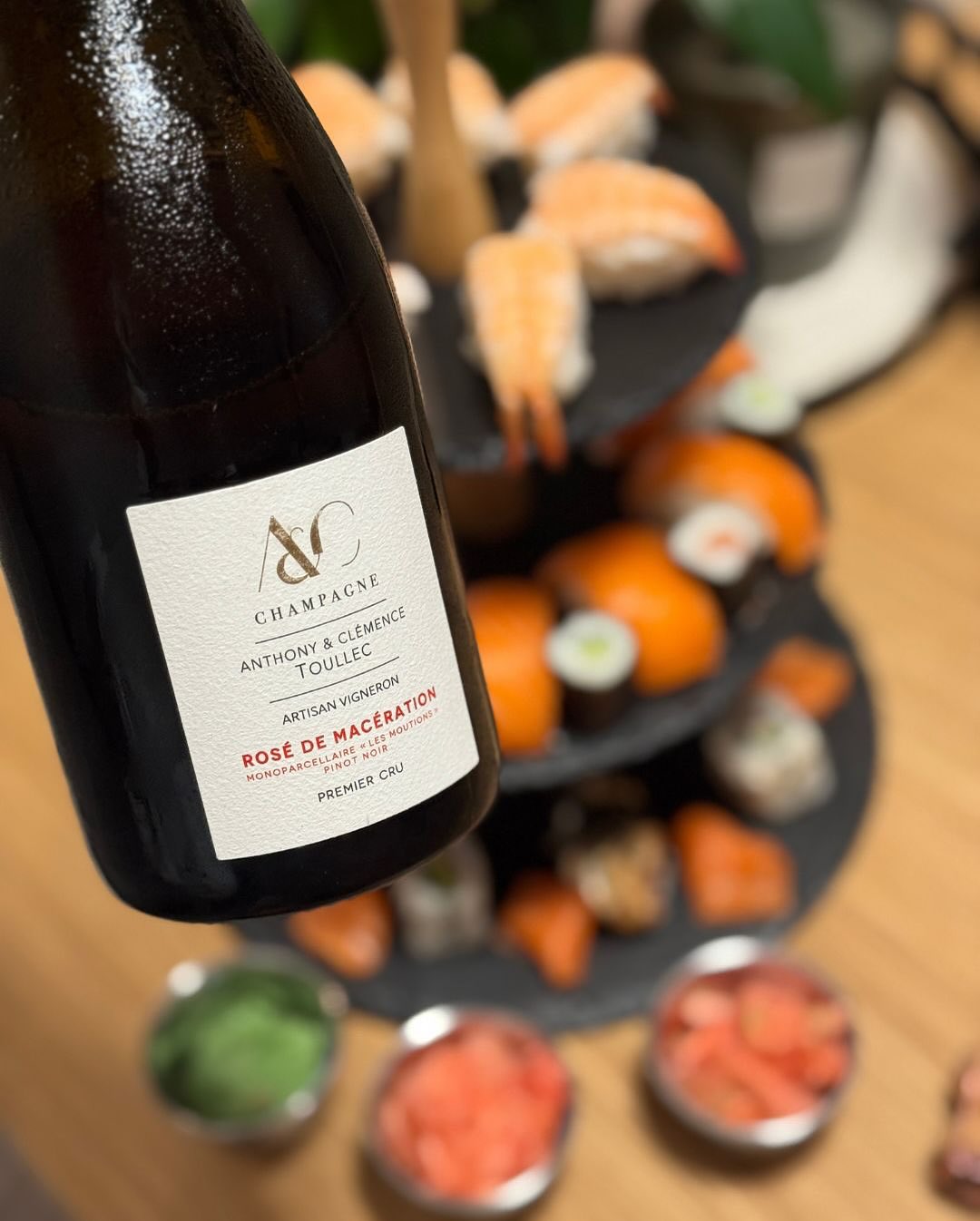 Sushi für zwei – auf drei Etagen. Nigiri, Maki, Inside-Out, Garnele, Lachs – frisch, klar, pur. Dazu: der Rosé de Macération von @champagneaetctoullec . ​ ​Kein Rosé zum Wegnick… (8)