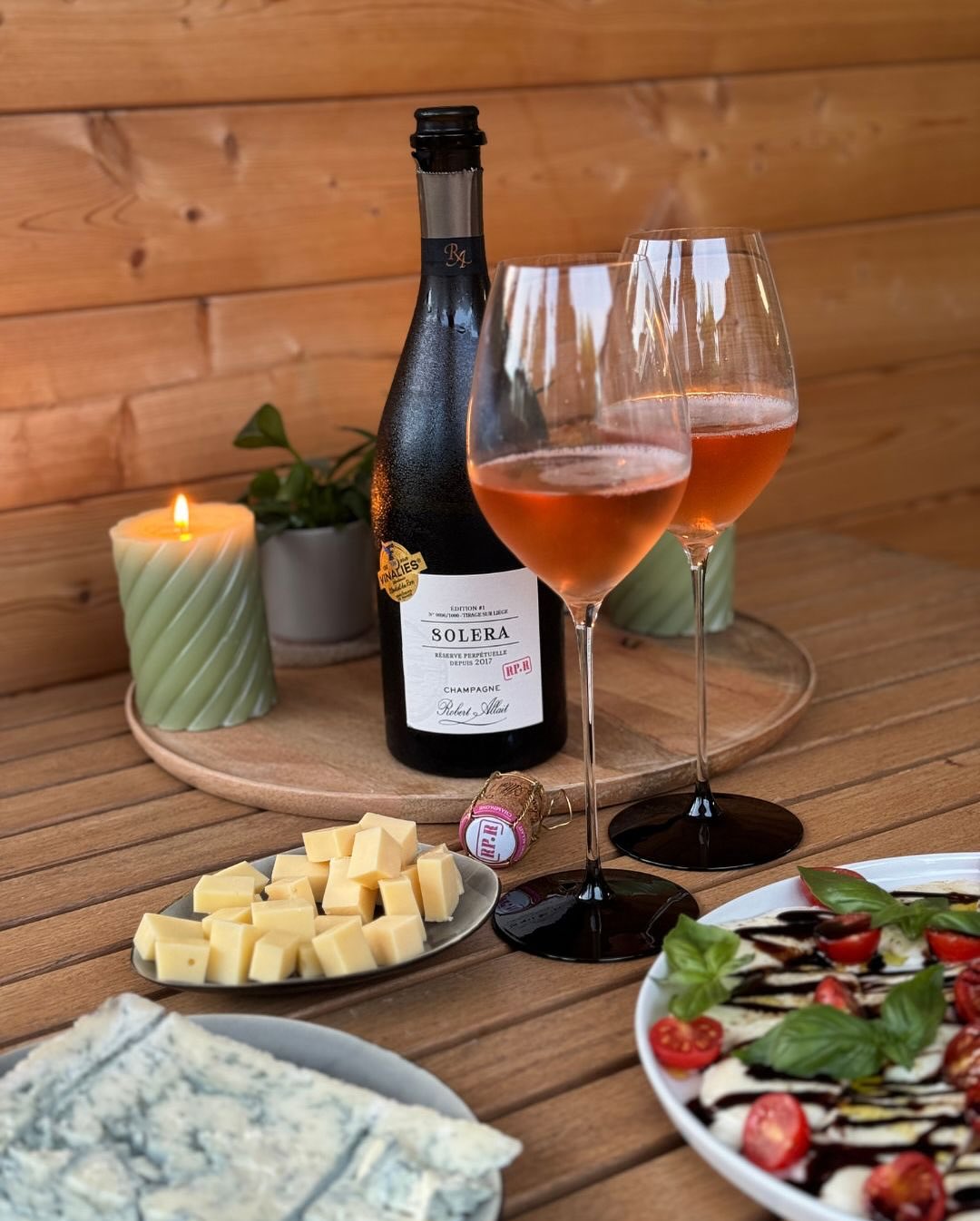 Der Solera RP-R von @champagnerobertallait ist kein Rosé, wie man vielleicht denken könnte – sondern ein Blanc de Blancs mit 5 % Pinot Noir. Die Farbe ist deutlich Rosè mit gold… (1)