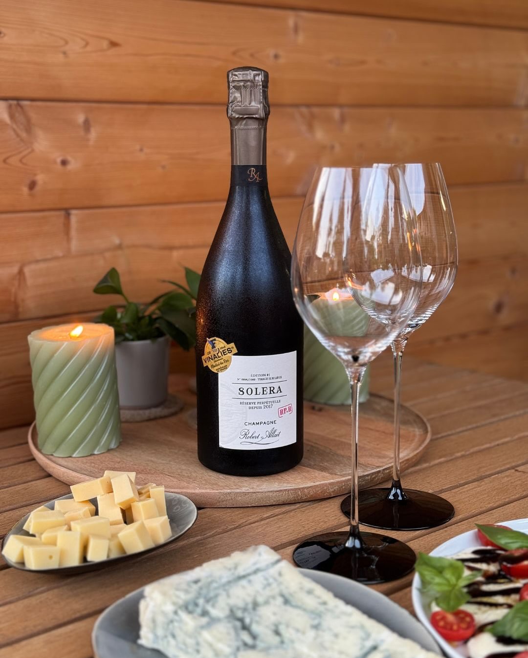 Der Solera RP-R von @champagnerobertallait ist kein Rosé, wie man vielleicht denken könnte – sondern ein Blanc de Blancs mit 5 % Pinot Noir. Die Farbe ist deutlich Rosè mit gold… (4)