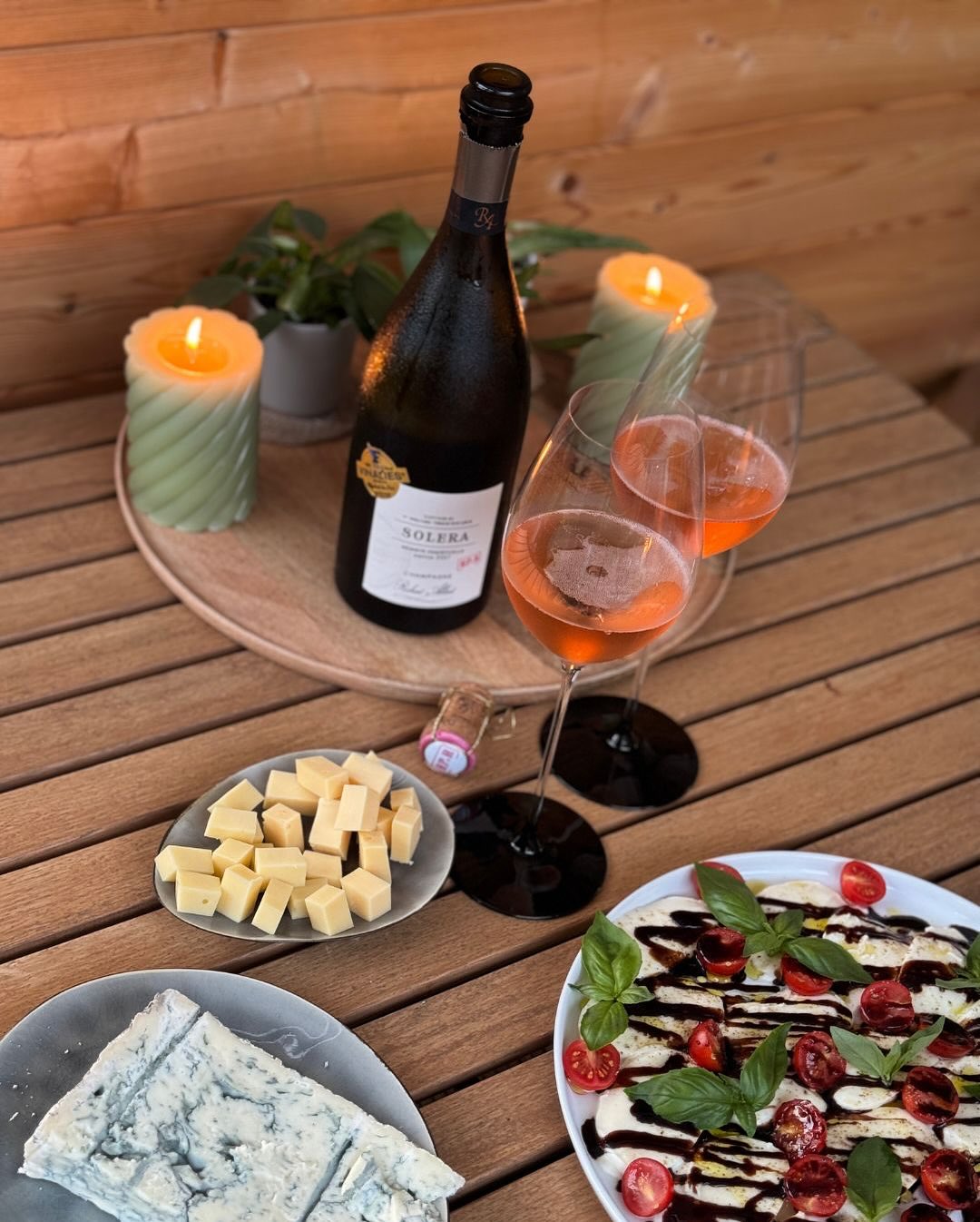 Der Solera RP-R von @champagnerobertallait ist kein Rosé, wie man vielleicht denken könnte – sondern ein Blanc de Blancs mit 5 % Pinot Noir. Die Farbe ist deutlich Rosè mit gold… (5)