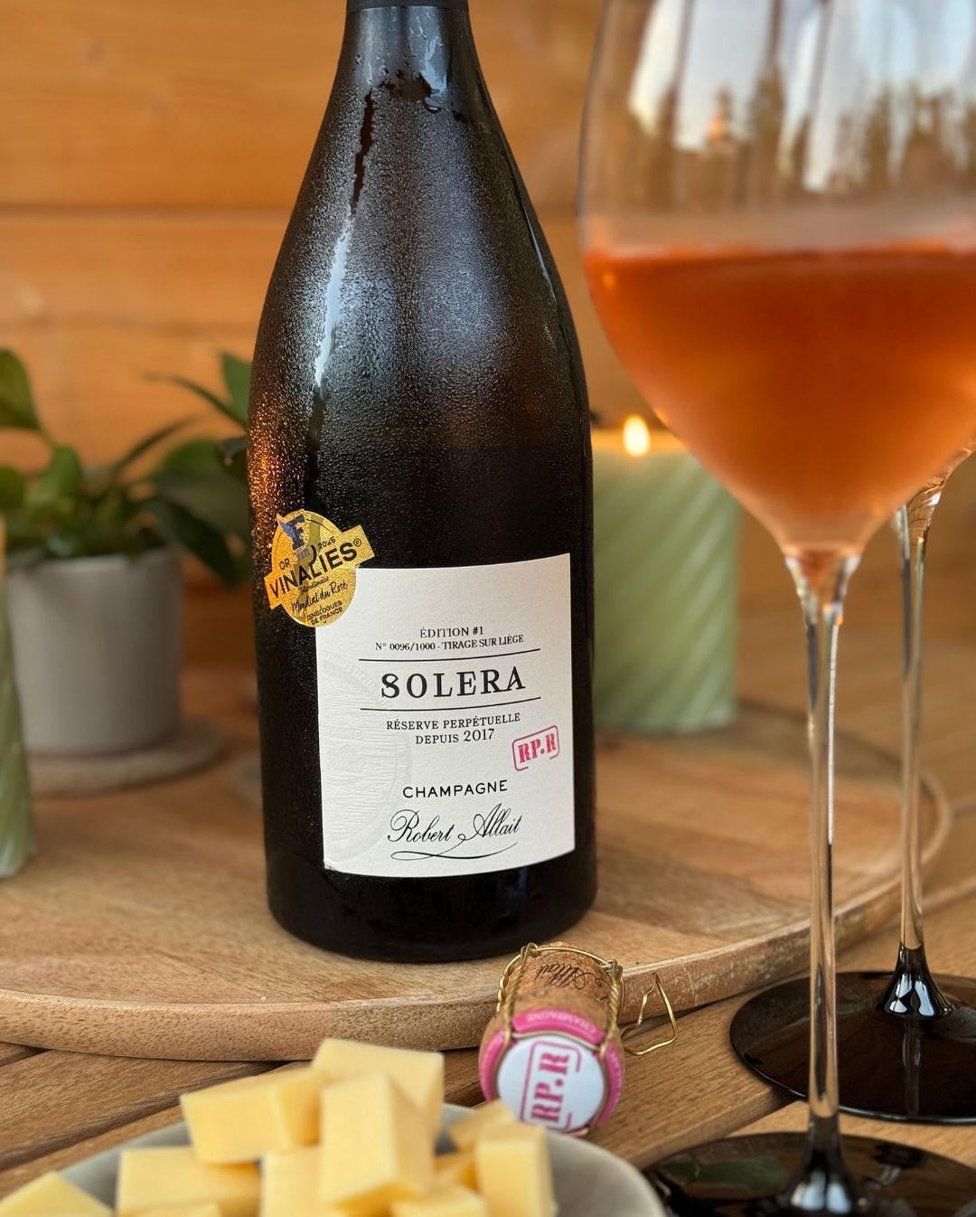 Der Solera RP-R von @champagnerobertallait ist kein Rosé, wie man vielleicht denken könnte – sondern ein Blanc de Blancs mit 5 % Pinot Noir. Die Farbe ist deutlich Rosè mit gold… (7)