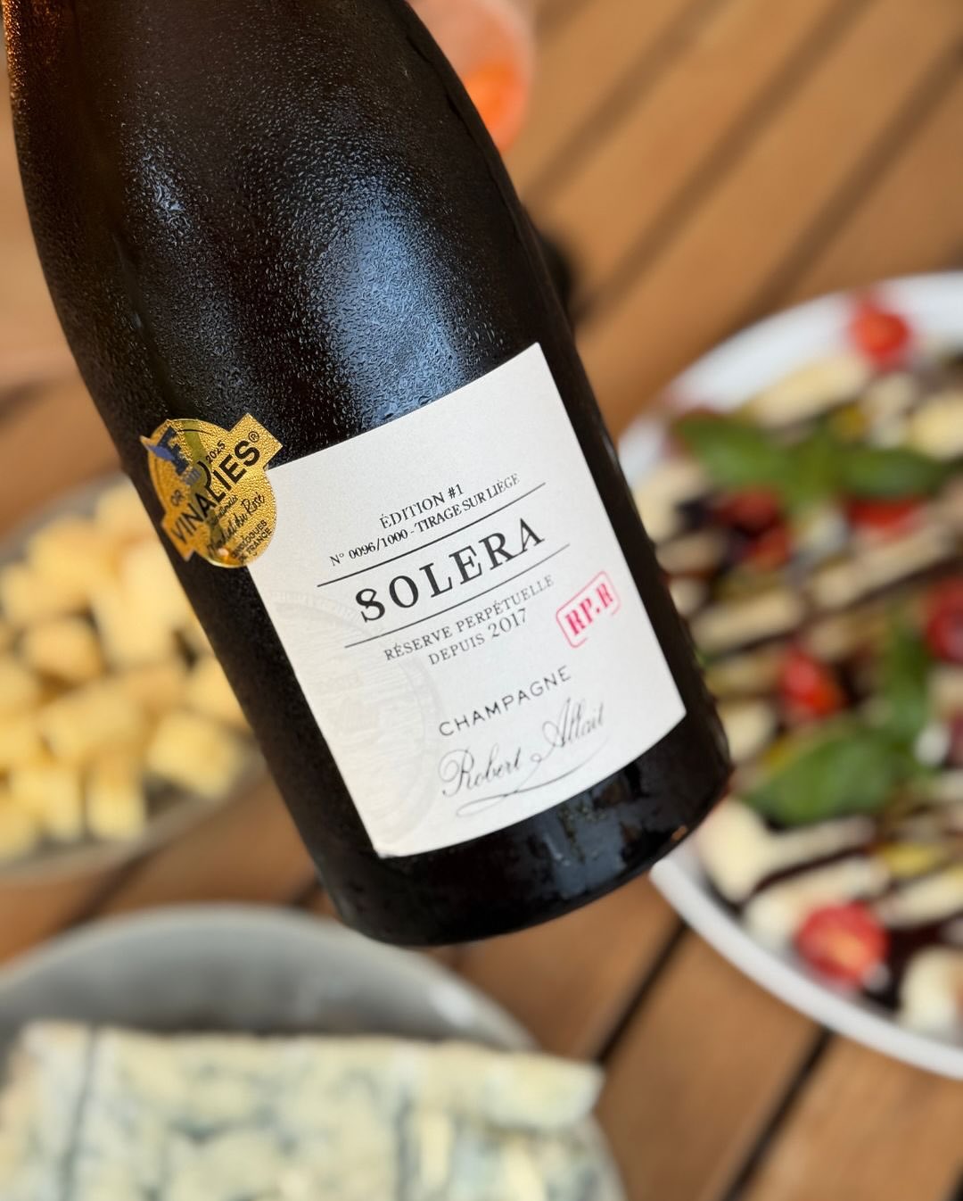 Der Solera RP-R von @champagnerobertallait ist kein Rosé, wie man vielleicht denken könnte – sondern ein Blanc de Blancs mit 5 % Pinot Noir. Die Farbe ist deutlich Rosè mit gold… (8)