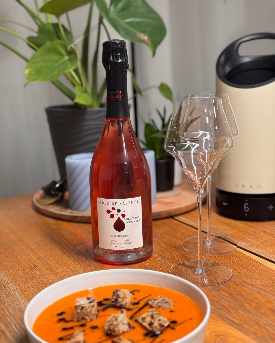 Die erste Kürbissuppe in diesem Herbst – verfeinert mit ein paar Tropfen Kürbiskernöl und getoppt mit gerösteten Würfeln von einem Kürbiskernsemmel. Die volle Kürbiskernladung a… (3)
