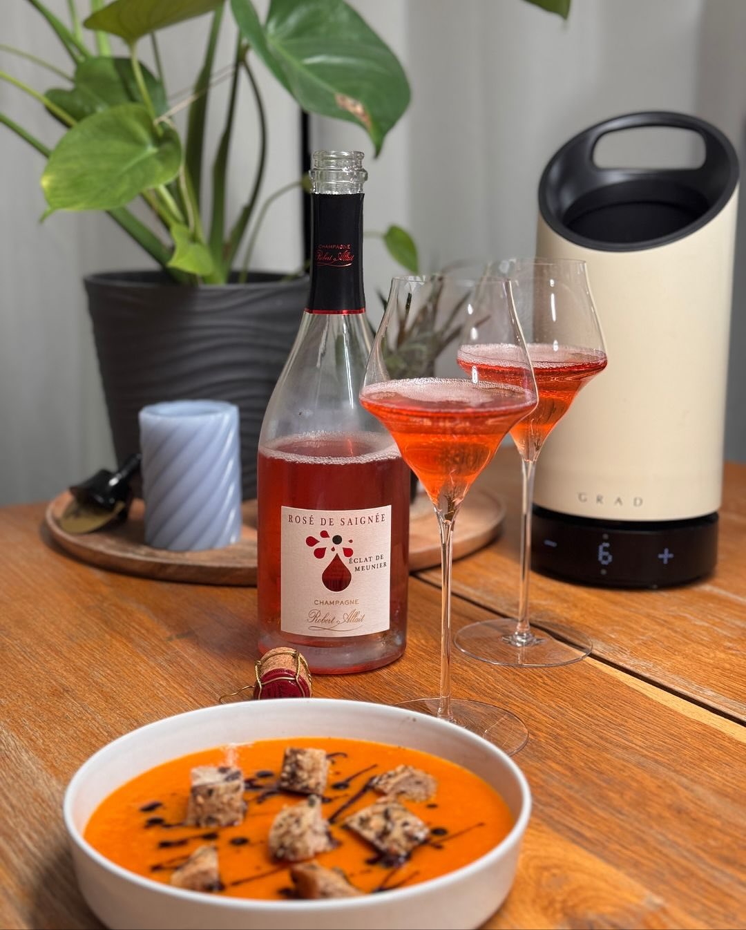 Die erste Kürbissuppe in diesem Herbst – verfeinert mit ein paar Tropfen Kürbiskernöl und getoppt mit gerösteten Würfeln von einem Kürbiskernsemmel. Die volle Kürbiskernladung a… (4)