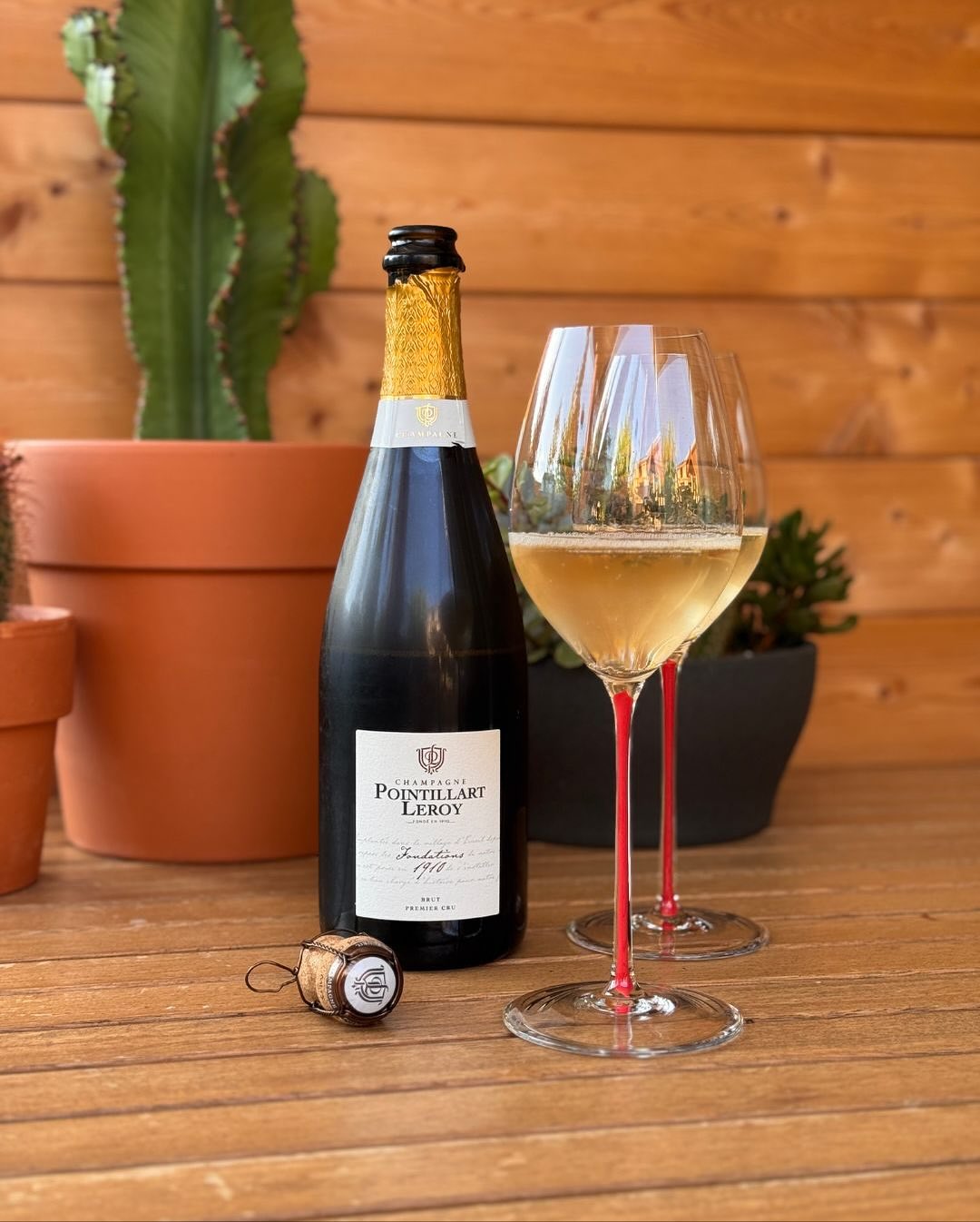 Mit dem Fondations 1910 ehrt die Familie @champagne.pointillart.leroy ihre über 100-jährige Geschichte in Écueil. Und genau so schmeckt er auch: ehrlich, fokussiert, verwurzelt.… (1)