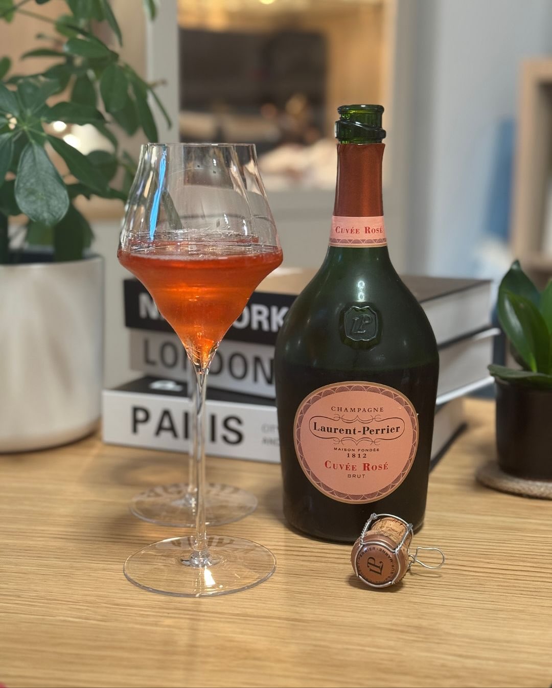 Übrige Schnitzel vom Mittagessen und dazu am Abend eine Flasche @champagnelaurentperrier – Cuvée Rosé Brut. Keine große Pairing-Idee, sondern einfach das, was gerade da war – un… (1)