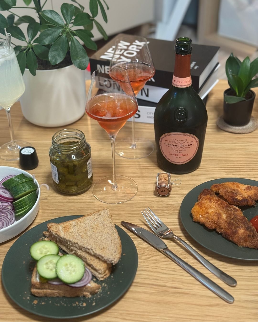 Übrige Schnitzel vom Mittagessen und dazu am Abend eine Flasche @champagnelaurentperrier – Cuvée Rosé Brut. Keine große Pairing-Idee, sondern einfach das, was gerade da war – un… (5)