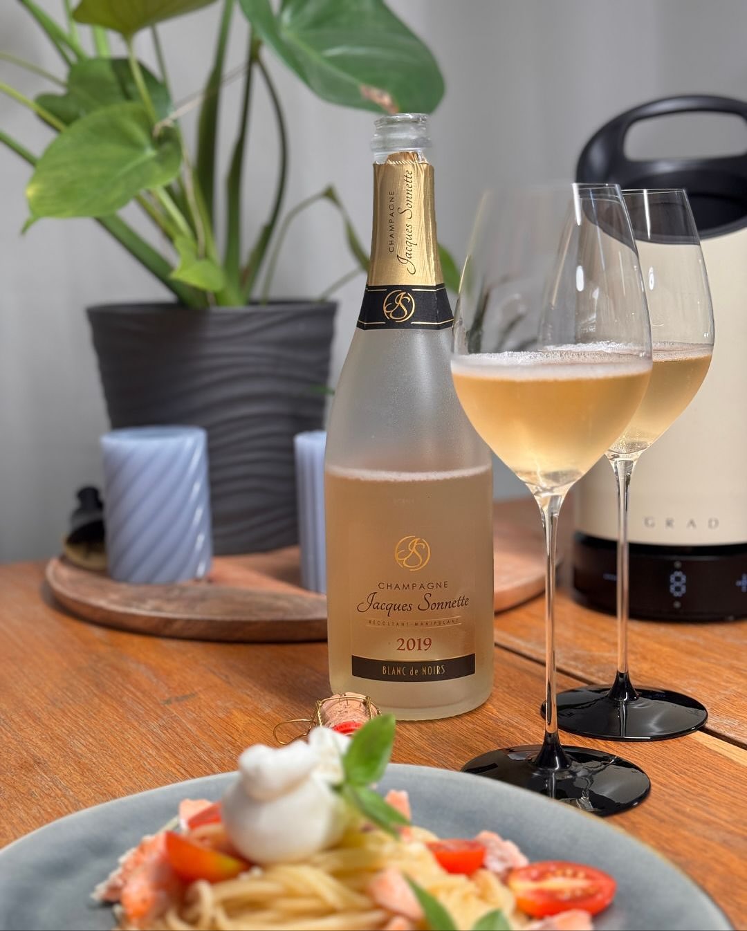 Heute kam mittags ein Paket von Jacques Sonnette – fünf Flaschen wanderten direkt in den Weinkühler, und der 2019er gleich in den @mybeezer 😅. Der Blanc de Noirs 2019 schien gu… (1)