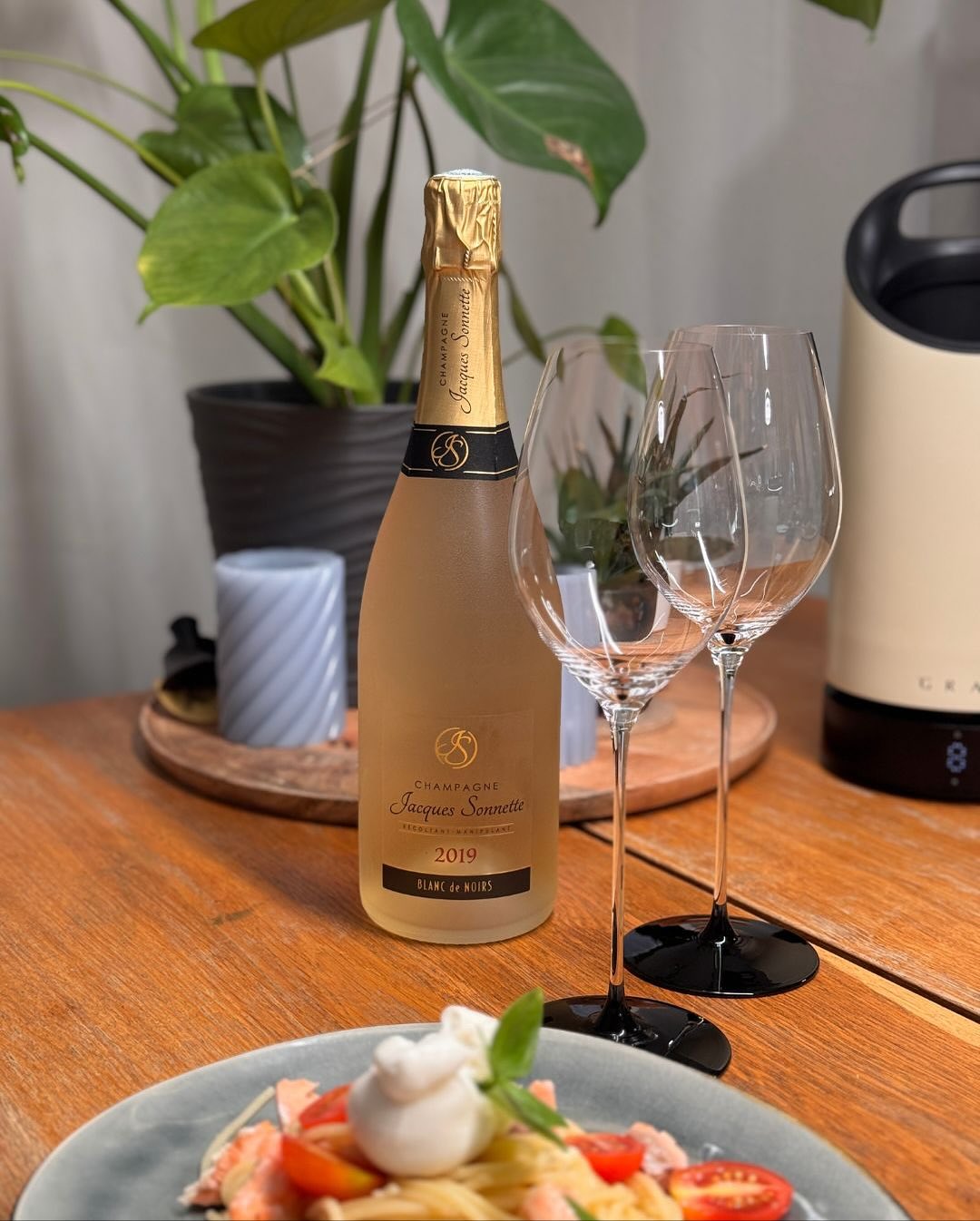 Heute kam mittags ein Paket von Jacques Sonnette – fünf Flaschen wanderten direkt in den Weinkühler, und der 2019er gleich in den @mybeezer 😅. Der Blanc de Noirs 2019 schien gu… (3)
