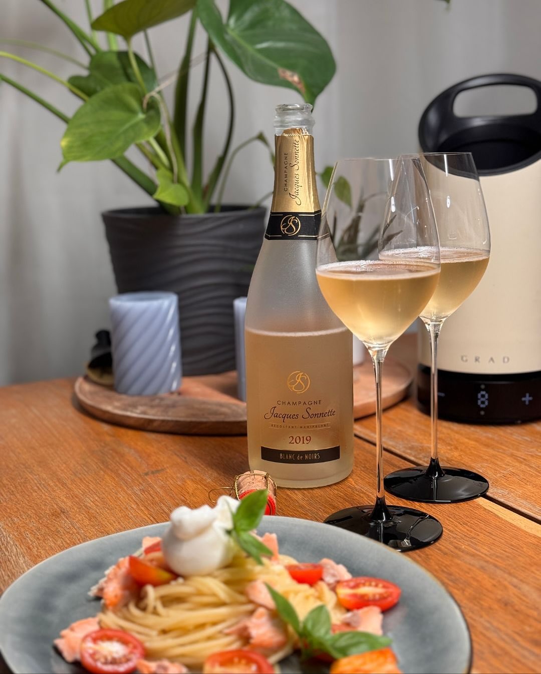 Heute kam mittags ein Paket von Jacques Sonnette – fünf Flaschen wanderten direkt in den Weinkühler, und der 2019er gleich in den @mybeezer 😅. Der Blanc de Noirs 2019 schien gu… (4)