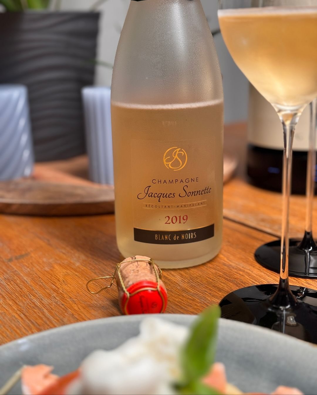 Heute kam mittags ein Paket von Jacques Sonnette – fünf Flaschen wanderten direkt in den Weinkühler, und der 2019er gleich in den @mybeezer 😅. Der Blanc de Noirs 2019 schien gu… (6)